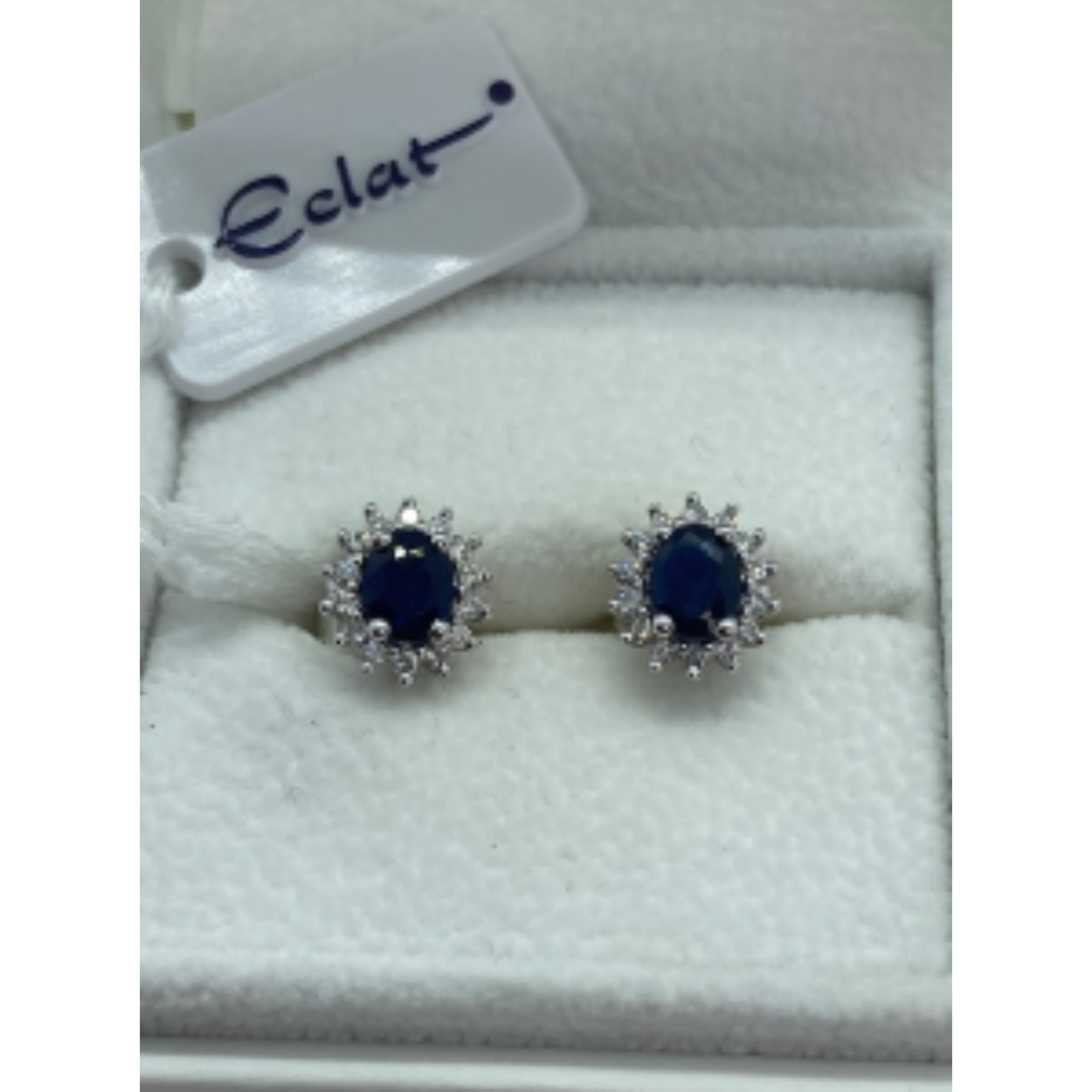 Eclat Witgouden oorstekers met blauwe saffier en 0.10crt briljant G-SI