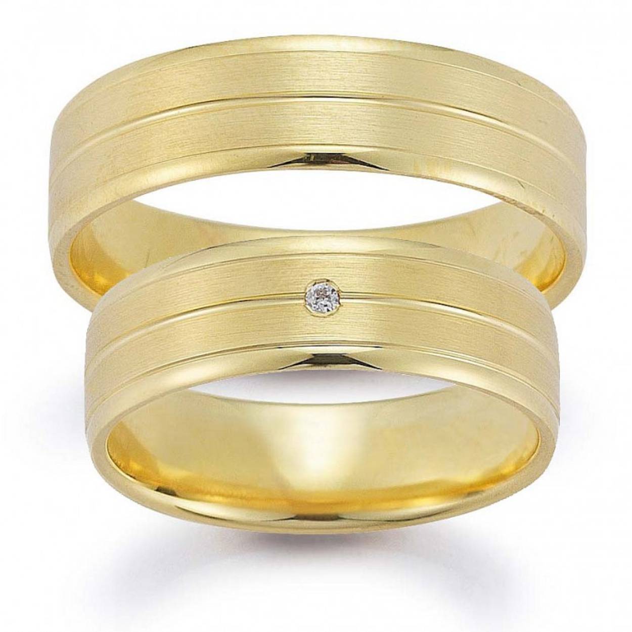 geelgouden trouwringen mat/glimmend. De damesring is gezet met 0.01crt briljant. 6mm breed
de prijs is op aanvraag