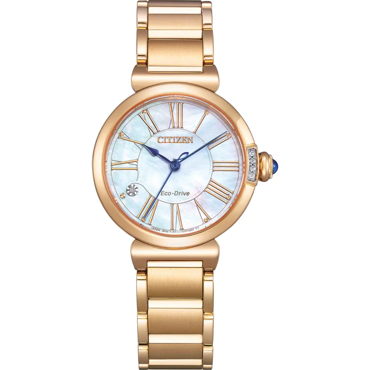 Solar quartz horloge met diamanten en cabochon kroon 
Dit Citizen horloge heeft een kast gemaakt van Roestvrijstaal met een diameter van 29.5 mm en is voorzien van een metalen band. In de kast bevindt zich een Citizen kwaliteitsuurwerk en is afgewerkt met Saffierglas.

Het horloge is 5ATM. Dit betekent dat het horloge geschikt is om mee te douchen. Verder wordt het horloge geleverd met 2 jaar garantie.
