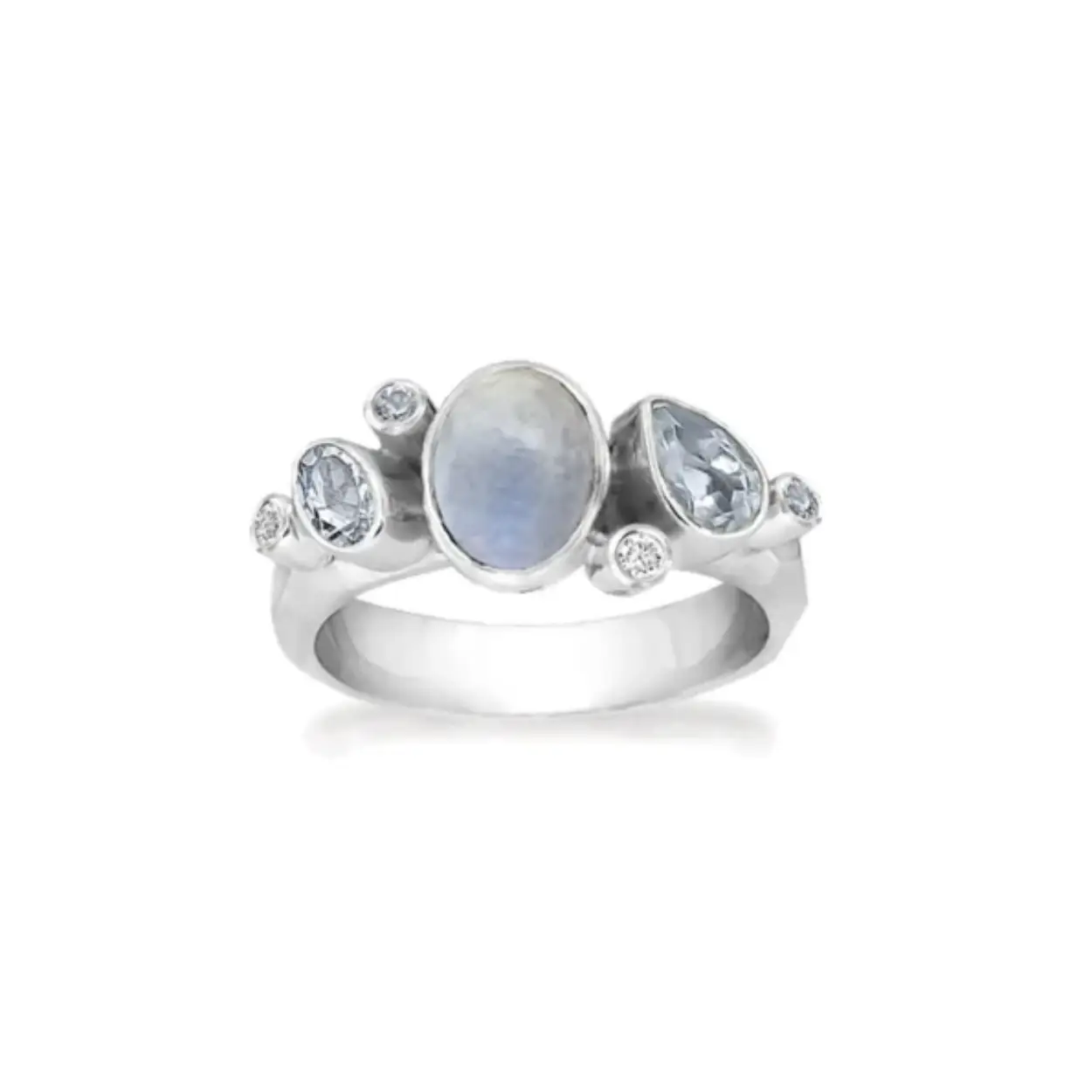 Deze sterling zilveren ring heeft in het midden een mooie maansteen van 8 x 6 mm. Daarnaast is de ring versierd met een 5 x 3 mm gefacetteerde blauwe topaas, een 6 x 4 mm gefacetteerde blauwe topaas, een 2,5 mm ronde gefacetteerde blauwe topaas en een 2 mm ronde gefacetteerde blauwe topaas. Aan de uiteinde zit een 2 mm ronde zirkonia en een 1,5 mm ronde zirkonia.

Let op: Deze zuivere, natuurlijke materialen zijn volstrekt uniek. Ze verschillen in kleur en hebben unieke insluitsels en kenmerken waaraan hun ouderdom en natuurlijke schoonheid te zien zijn.

Rabinovich sieraden kenmerken zich door de prachtige eenvoudige en stijlvolle ontwerpen. Rabinovich is een klassiek en persoonlijk Deens sieradenmerk en onderscheidt zich door gebruik te maken van echte edelstenen in combinatie met zilver, verguld zilver en zilver met gouden elementen. Daarbij wordt er gebruik gemaakt van strakke en ronde vormen en verschillende kleuren parels en stenen. Het zilver wordt op dusdanige manieren gebruikt dat het niet alleen de bekende glanzende zilverkleur heeft, er wordt ook veelvuldig gebruik gemaakt van geoxideerd zilver wat de prachtige vaak wat wat meer matte zwart zilveren kleur oplevert. De passie van Rabinovich? Dromen vastleggen, gedachten te grijpen en beide omzetten in mooie en vrouwelijke sieraden. Let op: Deze zuivere, natuurlijke materialen zijn volstrekt uniek. Ze verschillen in kleur en hebben unieke insluitsels en kenmerken waaraan hun ouderdom en natuurlijke schoonheid te zien zijn.