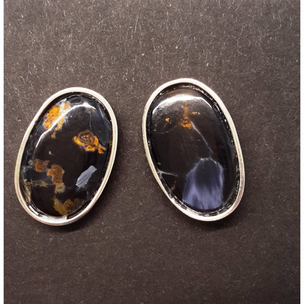 Buttner Schmuck handgemaakte sieraden vervaardigd in een klein atelier uit de Harz, zilveren oorknoppen met piersiet/sodaliet. Set.