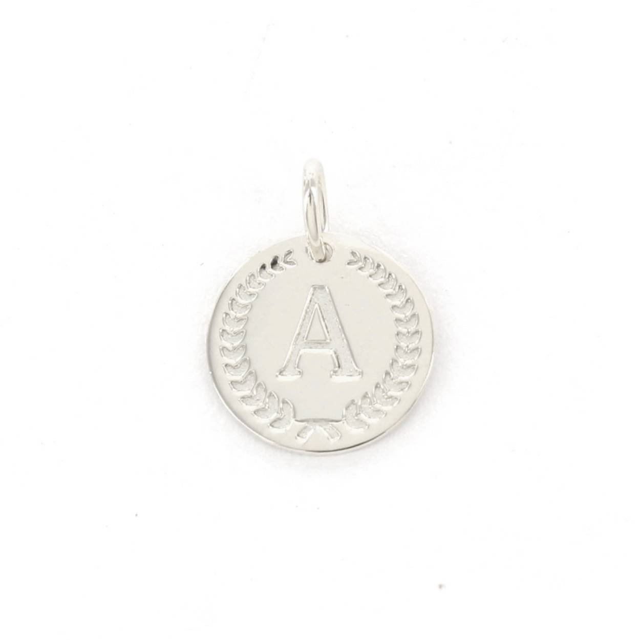 Voor deze hanger heb je een Imotionals ketting nodig. Imotionals kettingen hebben een klein oogje dat door de hanger past.

De collectie hangers en bedels van Imotionals bestaan uit initialen en symbolen. Kies je collier en bedel(s) naar keuze en creëer zo je gepersonaliseerde Necklace.  Je schuif de bedel aan het collier, de lengte kun je zelf bepalen, en hoe leuk is is om 2 of 3 lengtes samen te dragen. Creëer your own Necklace Party.

Imotionals is een zilveren sieradenlijn bestaande uit dunne colliers en hangertjes, het laatste in de vorm van initialen en symbolen. waarmee je door middel van colliers, initialen en symbolen expressie geeft aan jou gevoelens of gedachten.

Een letter sieraad zorgt ervoor dat je jouw look een persoonlijke touch kan geven. Kies voor je eigen letter of de letter van je beste vriendin, vriend, moeder of iemand anders die je dierbaar is. Je kunt er zelfs een hele naam aan hangen, met bijvoorbeeld een hartje of sterretje symbool voor extra betekenis. Ook mega leuk om te geven als cadeautje. Get it before it's gone!