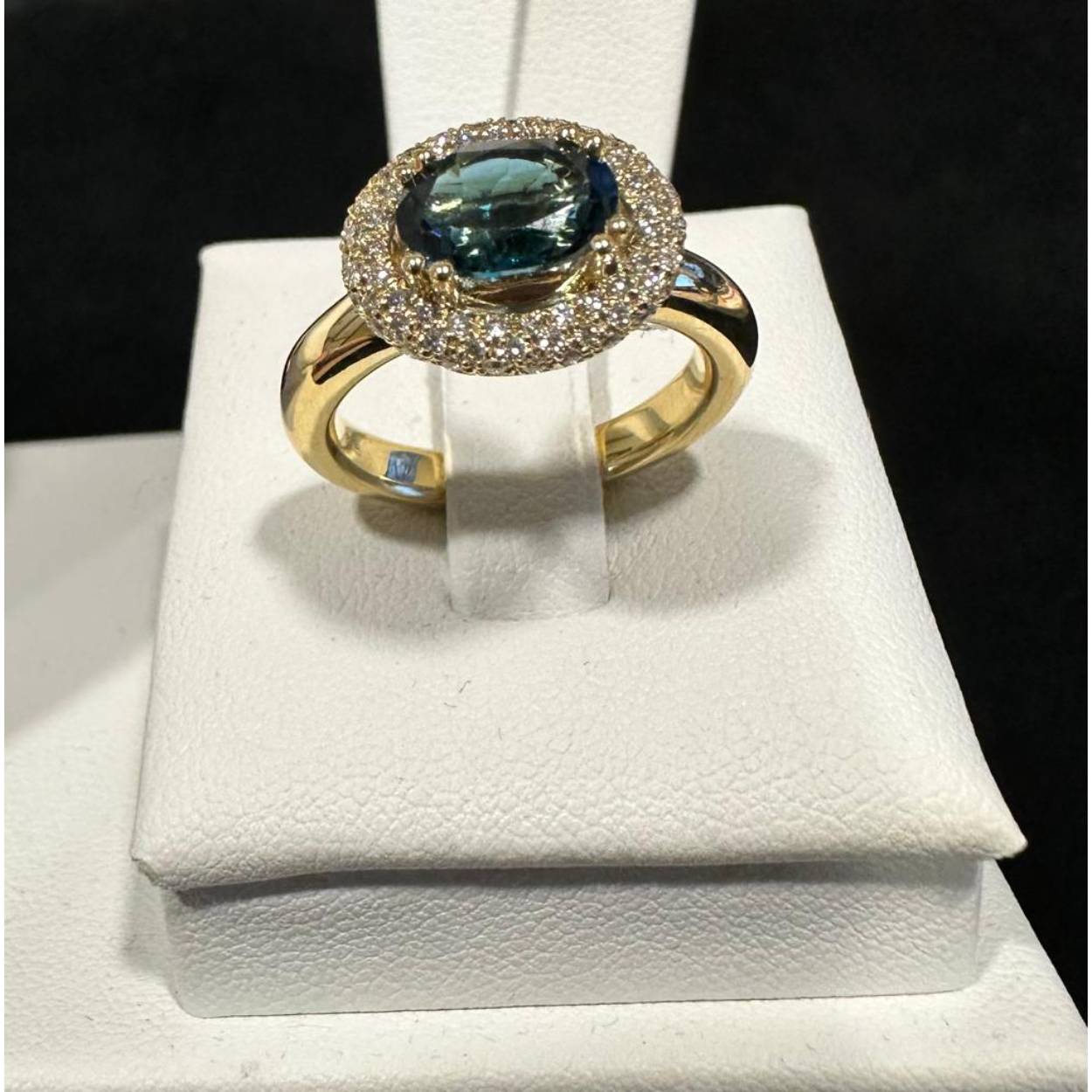 Romance ring 18krt.geel goud, model 4262-di, gezet met 9x7mm ovaal gedacetteerd, dwars 84/0.67 si/tw pave  diamant, briljant geslepen. si/tw groene tourmaline