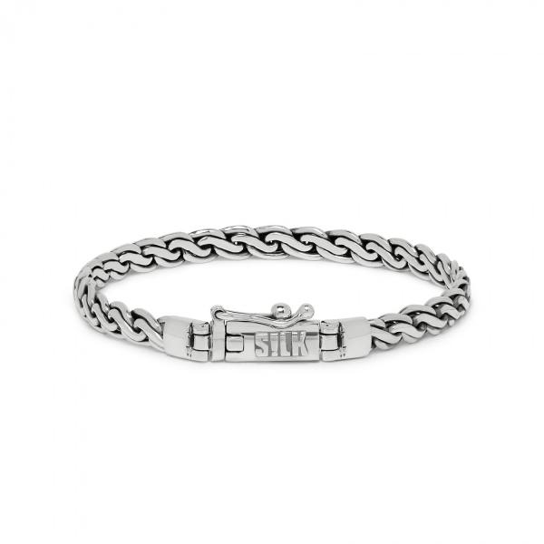 Deze handgemaakte zilveren armband uit de Breeze serie kan gedragen worden door zowel dames als heren. Draag de 147 Breeze armband met een aantal armbandjes bij elkaar en creeër een speelse look. De Breeze is een originele serie voor zowel de man als de vrouw. Gepolijste golven rollen ritmisch naar de stranden van Bali met een frisse ocean breeze. Omwikkeld door kleine sterling spoelen die de illusie van een schuimende branding oproepen.