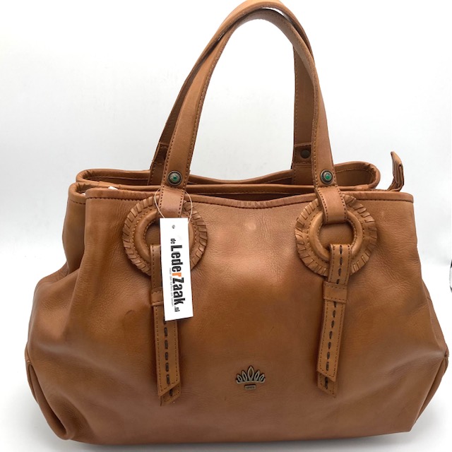 Deze fraaie handtas is gemaakt in Italië en van soepel leer vervaardigd. Deze chouder/handtas met drie compartimenten, waarvan 1 afsluitbaar is met een rits, let op de verfijnde details van het stik en vlechtwerk. De afmeting is 27 x 40 x 10. Tevens heeft deze tas een handige afneembare schouderriem.
