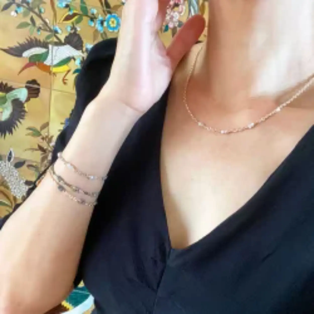 Armband en ketting in verguld sterling zilver en 3x2 grijze ruwe diamanten.

De armband is met 4cm verlengkettinkje en de ketting met 8cm verlengkettinkje.

De ketting is aan alle kanten gediamanteerd / gefacetteerd, daarom veel glanzender / glinsterender dan gewone ankerkettingen - zeer spannende look