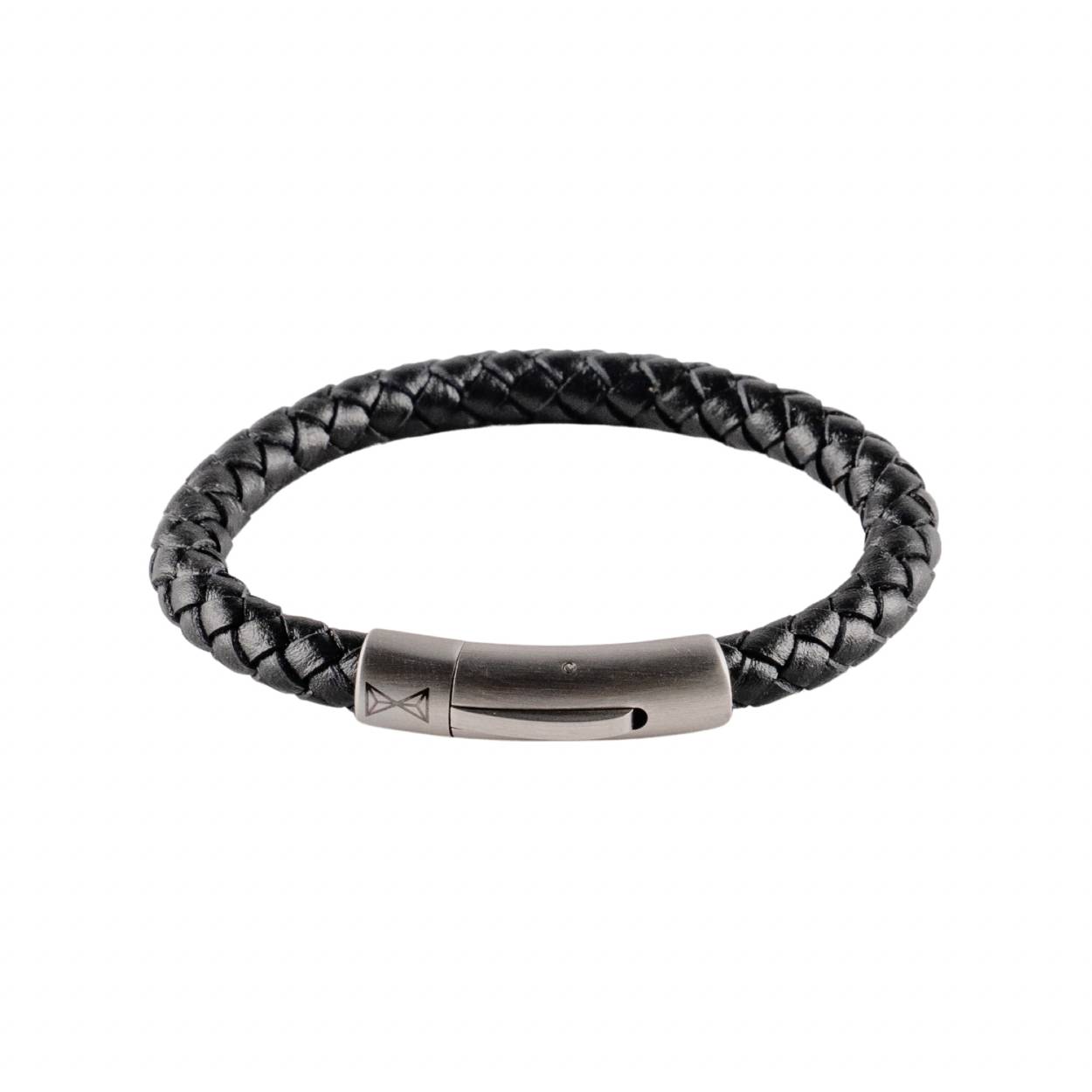 Deze armband is van het merk AZE Junior. Het is een jongenssieraad gemaakt van leer. De armband is zwart van kleur.
De verdere specificaties van dearmband zijn als volgt:
Glans : Nee
Productmaat : 150
Sluiting :Scharnier-slot