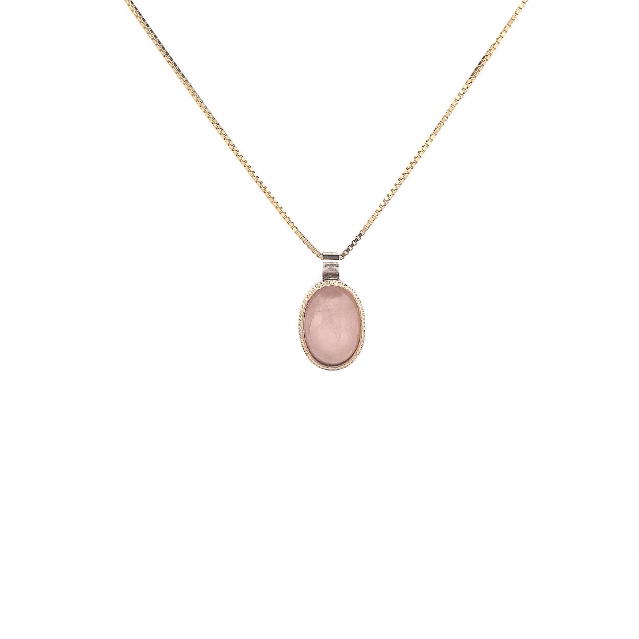 Met de lichtroze kleur van de prachtige rozenkwarts geef jij jouw look een nieuwe dimensie. De hanger is gemaakt van goud en zilver waardoor het ook goed te combineren is met verschillende sieraden. 

Maak een afspraak en kom deze ketting passen! Of bestel haar gelijk, dan sturen we deze mooi verpakt naar je toe.