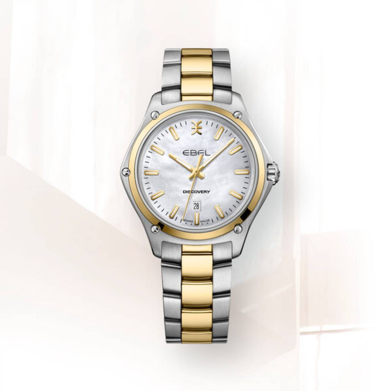 Ebel herdenkt met de Ebel Discovery een sportief icoon van het Zwitserse horlogehuis uit de jaren 70. De nieuwe, moderne Ebel Discovery heeft een sportief uiterlijk met een zeer elegante uitstraling. De behuizing wordt vastgehouden met vijf opvallende, functionele schroeven die bijdragen aan een krachtig uiterlijk. het horloge heeft een prachtige parelmoer wijzerplaat en een 18Krt gouden Lunette. het horloge herbergt een  Zwitsers ETA Quartz uurwerk en is waterbestendig tot 100 meter.