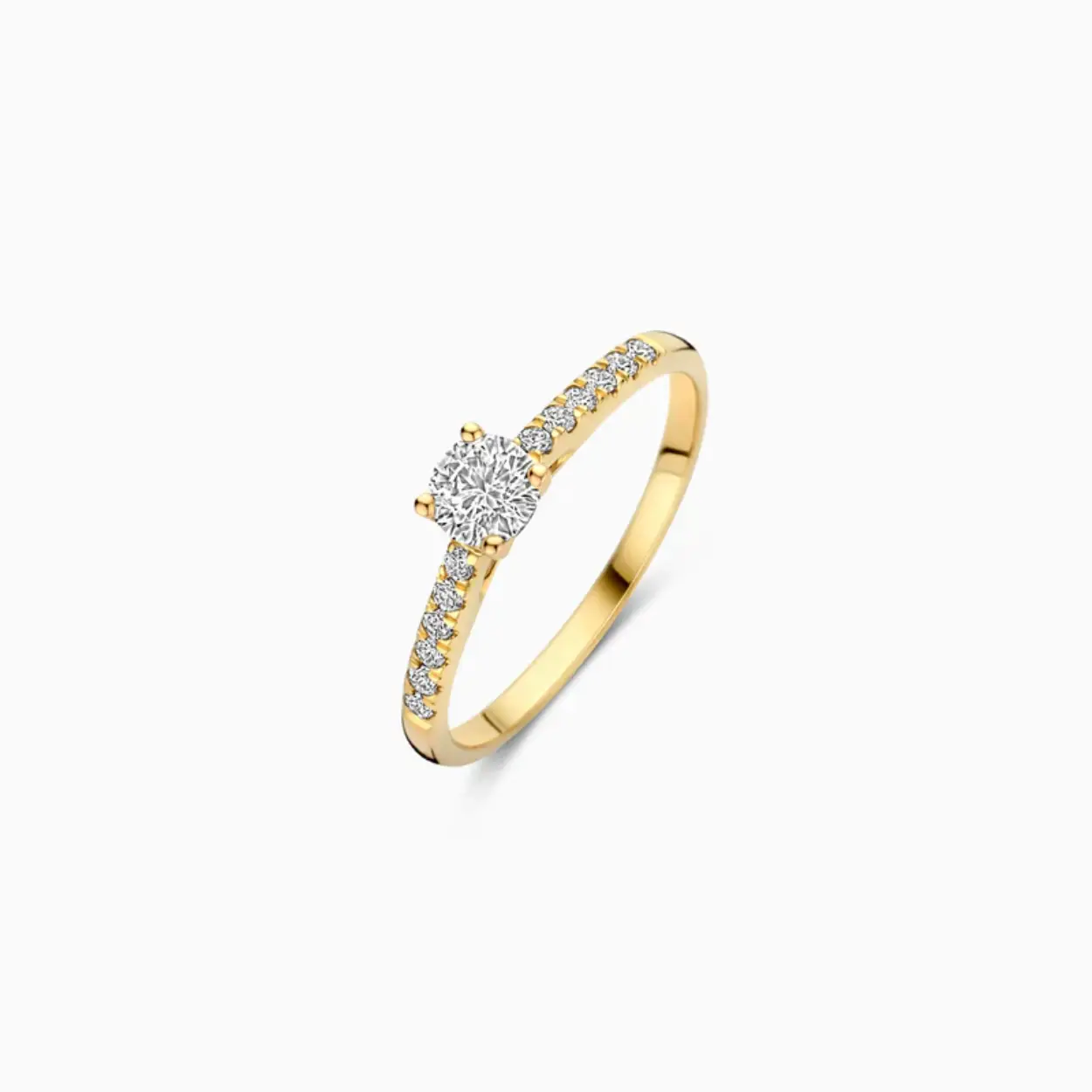 Deze 14k geelgouden ring is bezet met een glinsterende lab-diamonds in chaton- en pavé-zetting. Het totale karaatgewicht van de diamanten is 0,45, de doorsnede van de ring is 1,7 mm. Draag de ring op zichzelf of match hem met andere sieraden met lab-diamonds uit onze collectie.