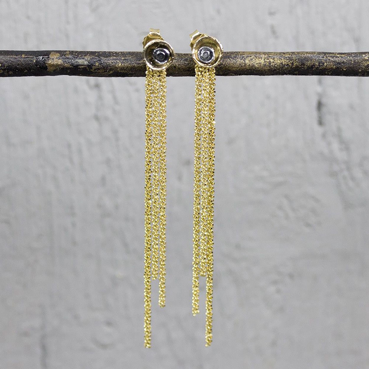 Oorhangers gemaakt van zilver verguld ter aanvulling op een oorsteker of oorhanger. De hanger kan achter de oorsteker worden gedragen ter extra versiering.


