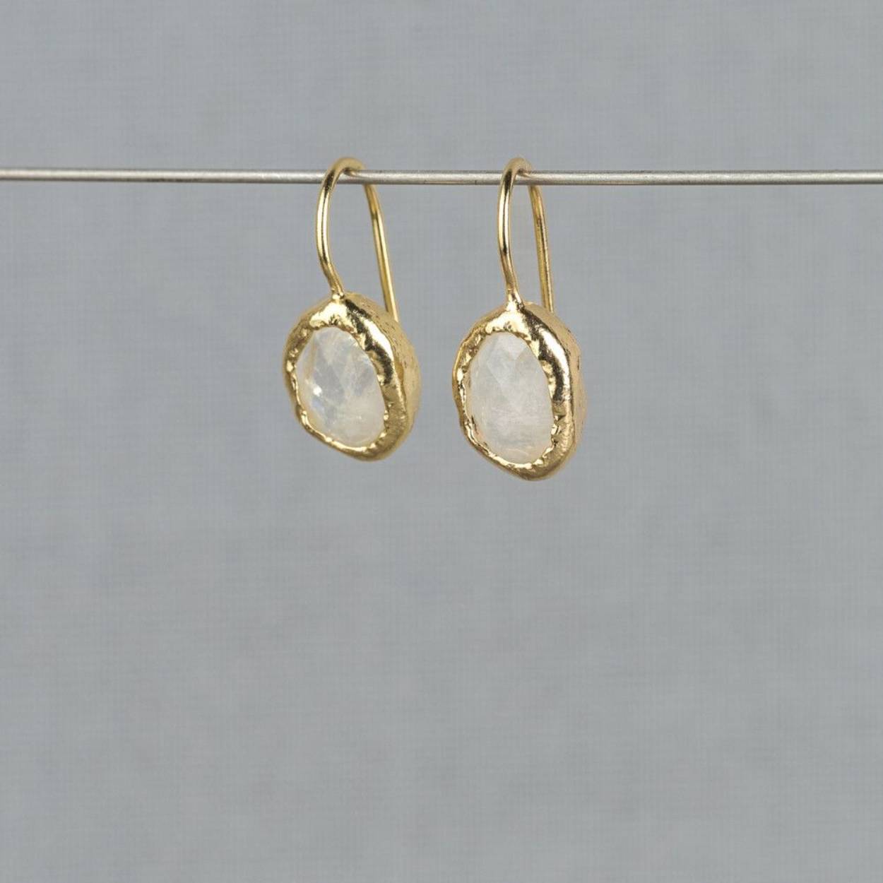 Oorhanger gemaakt van zilver verguld met daarin een Maansteen. Maansteen is de steen van de hoop. De steen staat voor intuïtie, gevoel, liefde en vruchtbaarheid. Het is een echte vrouwensteen, hij versterkt de vrouwelijke eigenschappen.