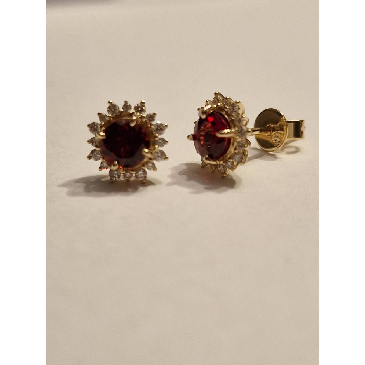 14k geelgouden rozetoorknop met ronde pyrope granaat van 5mm en diamant