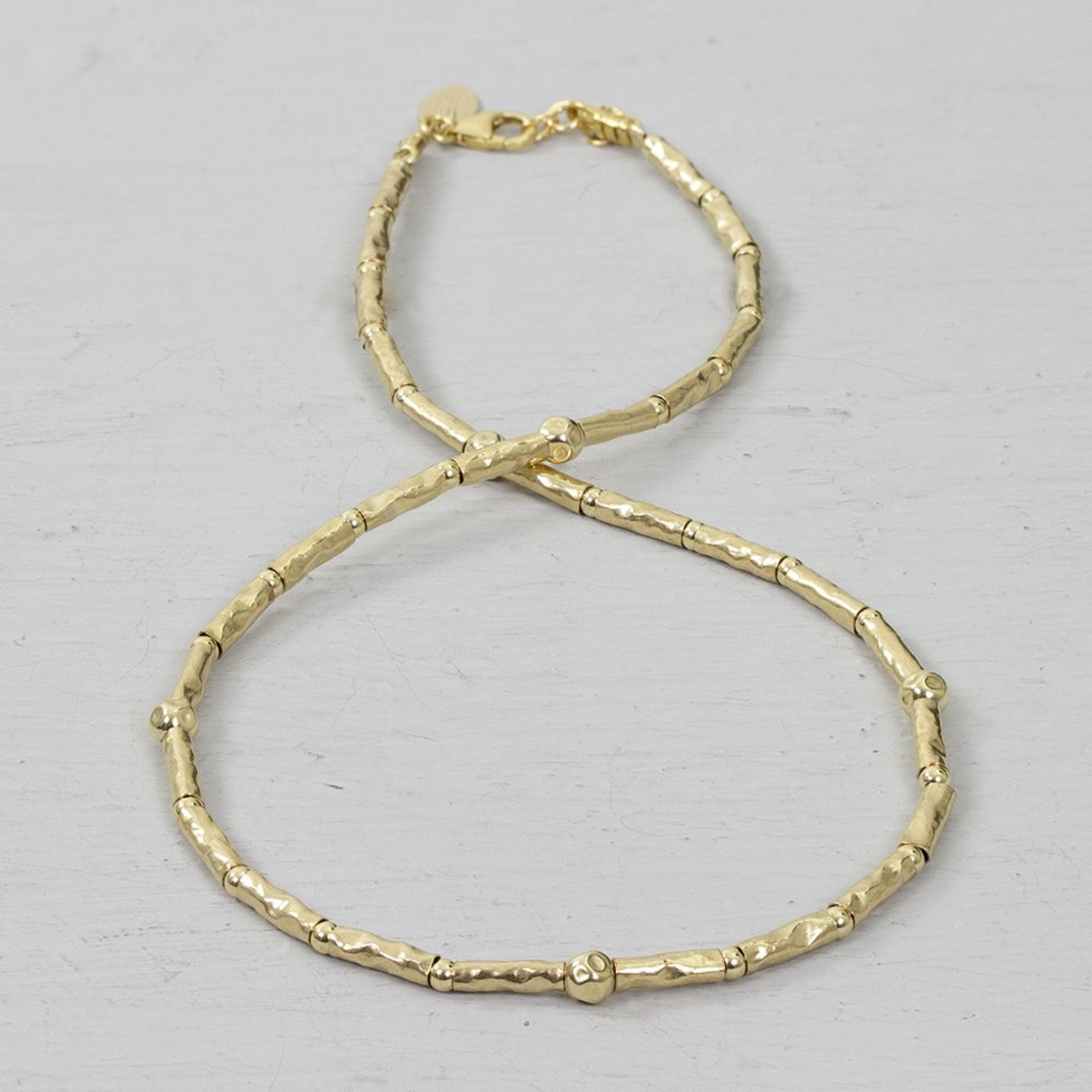 Goldfilled fantasiecollier van Jéh Jewels. De ketting bestaat uit aan mekaar geregen buisjes, met af en toe een bolletje.
De ketting is 42cm lang en 4 mm breed.