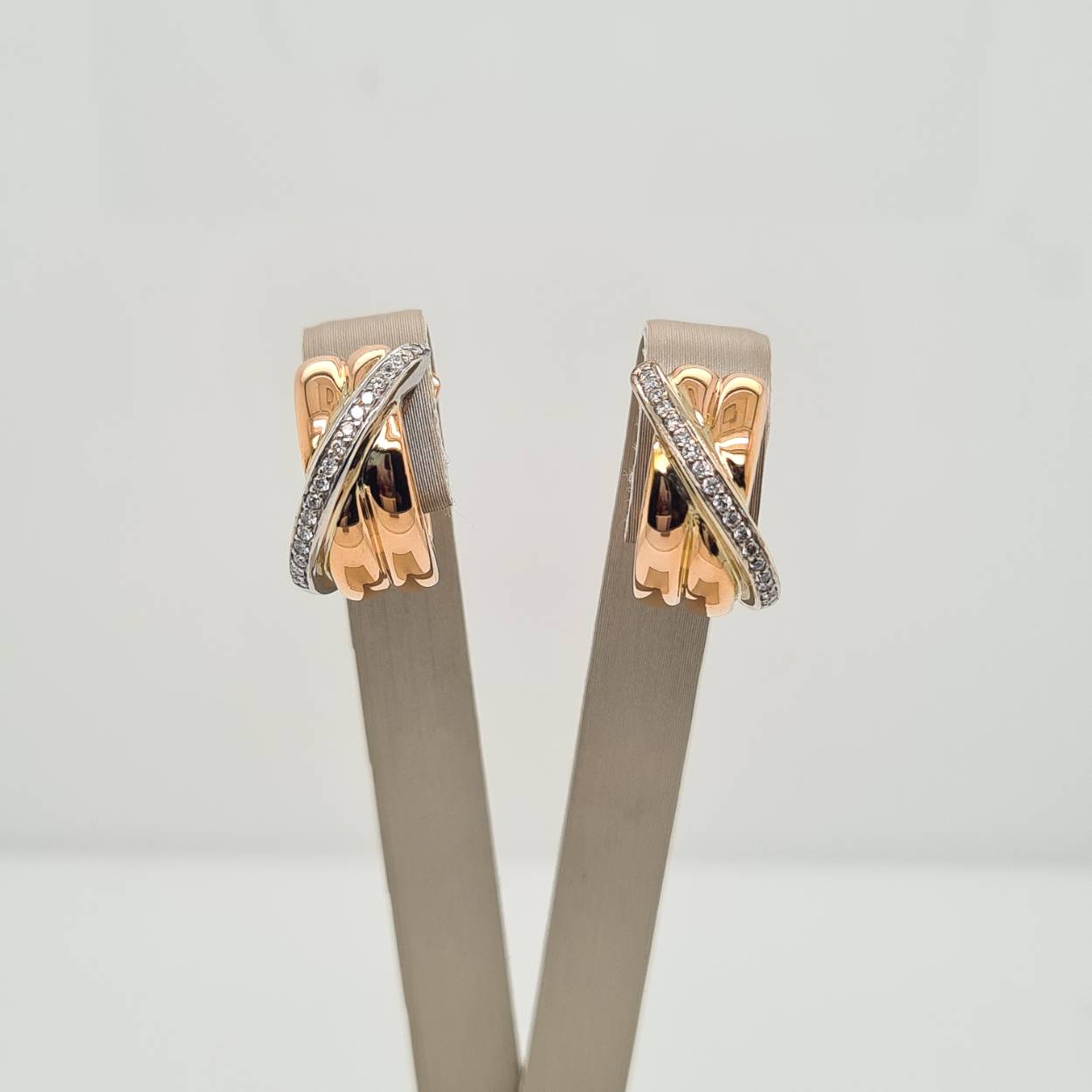 Prachtige 14 karaat roségouden oorbellen met diamant, 0.18crt.