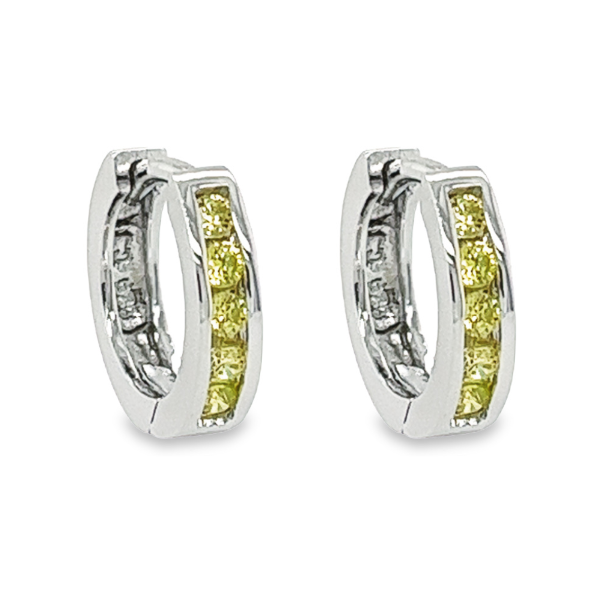 Deze elegante zilveren klapoorringen zijn het perfecte accessoire voor elke gelegenheid. De gerhodineerde afwerking zorgt voor een glanzende zilveren kleur die lang mooi blijft. Het speciale peridotgroene Zirkonia stenen accent zorgt voor een vleugje kleur en glans, waardoor deze ringen echt opvallen. Deze oorringen zijn comfortabel om te dragen en hun solide constructie zorgt ervoor dat ze lang meegaan. De combinatie van de 10 briljante zirkonia stenen en het unieke ontwerp maken deze klapoorringen tot een speciaal item dat elke vrouw graag zou willen toevoegen aan haar sieradencollectie.