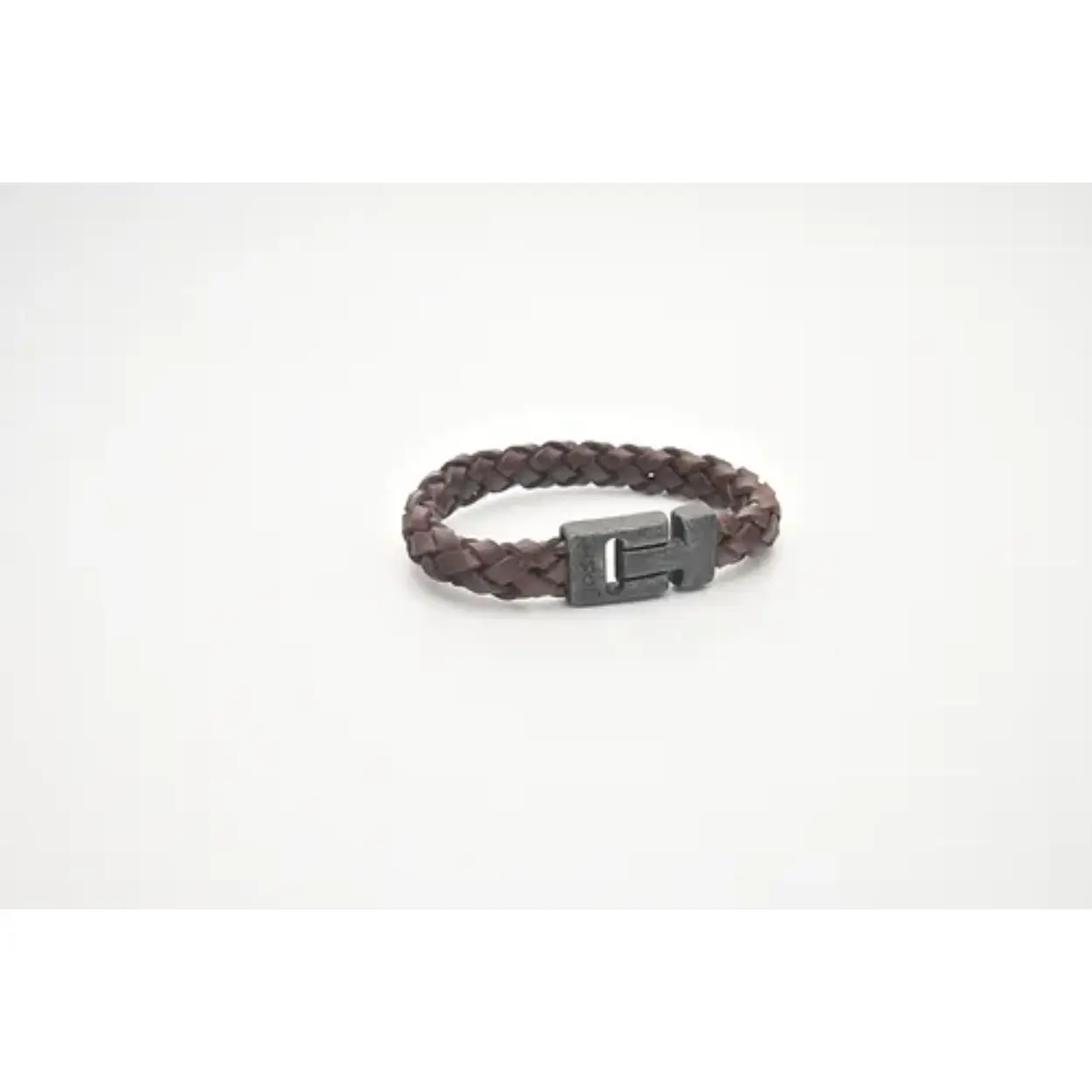 Josh leren gevlochten armband in cognac kleur met een vintage black magneetsluiting. Maat 21.