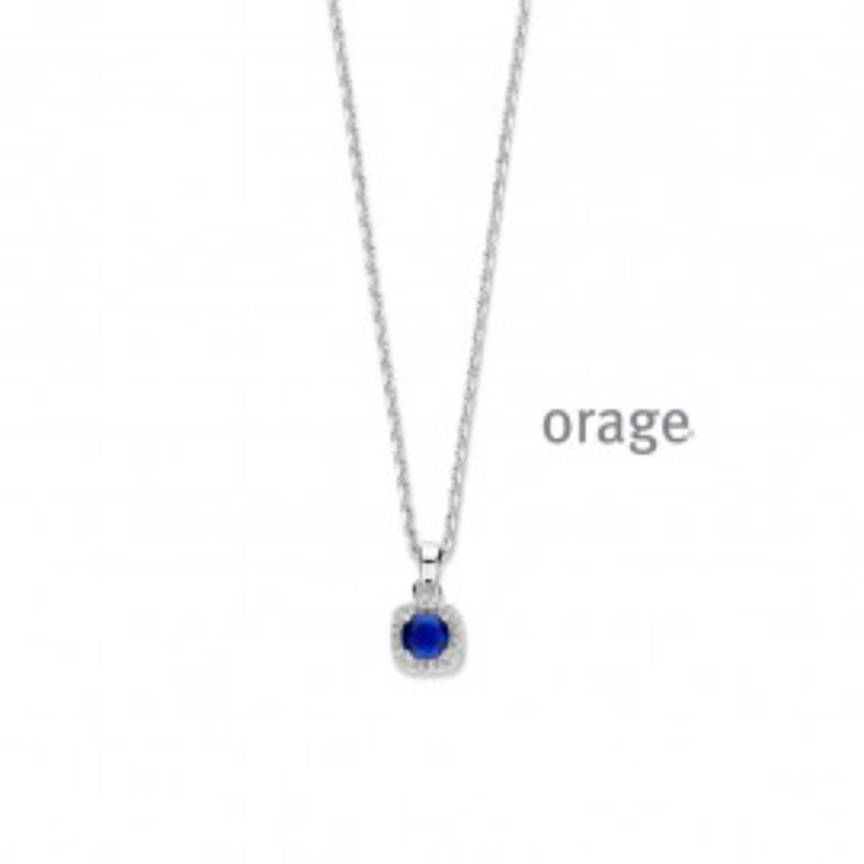 De collier is in zilver. De ketting is forcat schakel op een lengte van 45cm. De hanger heeft een vierkant vorm en is in het midden gezet met een blauwe safier en rondom zirkonium. (K1246)