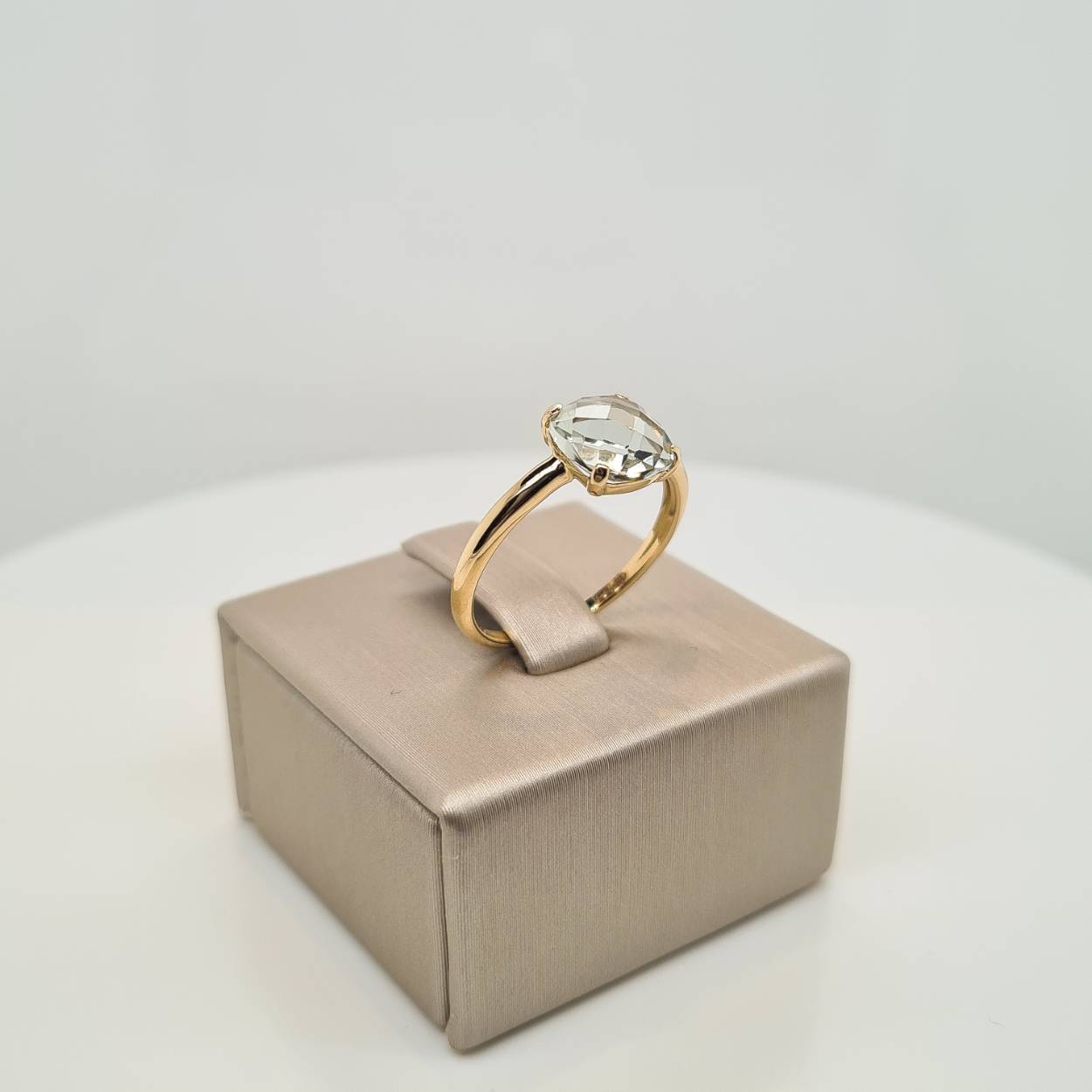 Prachtige 14 karaat gouden ring bezet met een groene amethist. De maat van de ring is 53. 