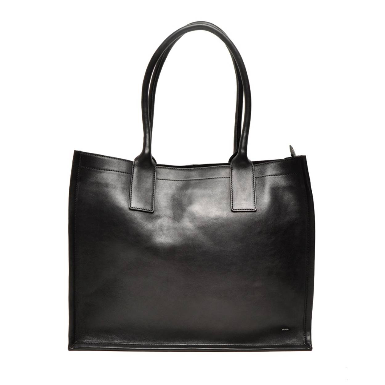 Deze Berba Tote bag Large in zwart is gemaakt van hoogwaardig leer en heeft een ruim hoofdvak met meerdere interne vakken voor optimale organisatie. De tas heeft een verstelbare en afneembare schouderriem, waardoor hij zowel als handtas als schoudertas gedragen kan worden. De perfecte toevoeging aan elke outfit voor een stijlvolle en praktische look.
Geschikt om een 15.6 in op te bergen.