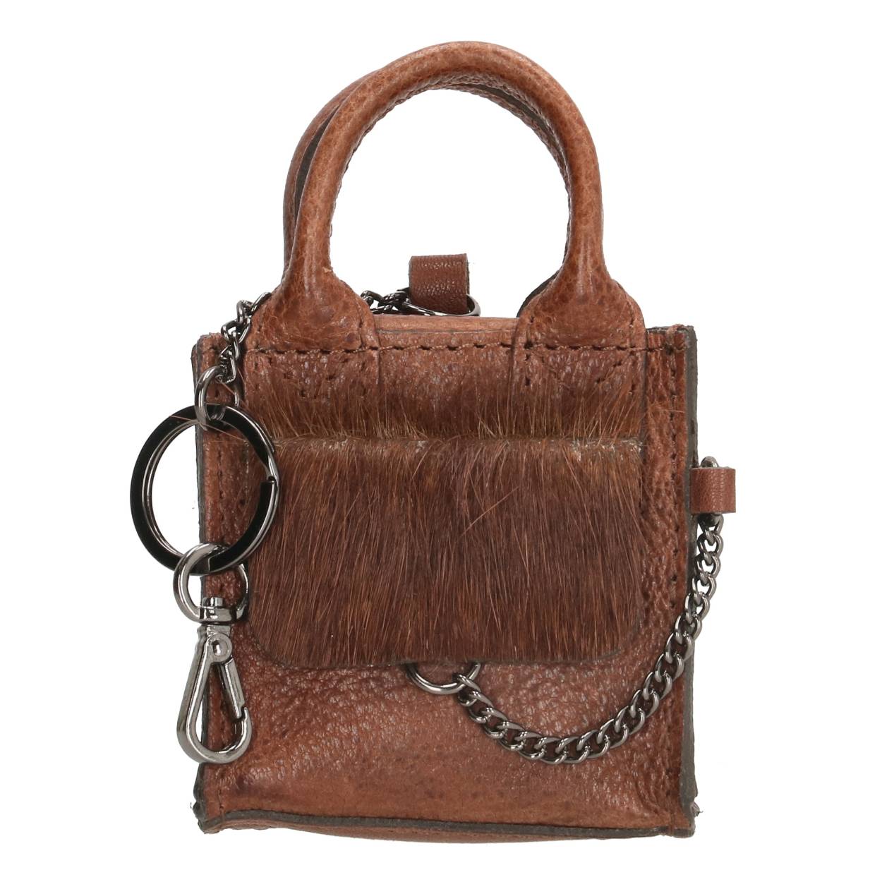 Heb jij al een tas uit de Mendoza collectie van Micmacbags? Hoe leuk is het dan om deze sleutelhanger in de vorm van een tasje aan je sleutel te hangen zodat jouw tas en sleutels matchen! Het tasje heeft een druksluiting, je kunt er dus bijvoorbeeld een winkelwagenmuntje in kwijt! Op de voorzijde van dit kleine tasje vind je ook een stukje vacht en zilverkleurig kettinkje, hetzelfde als bij de tassen uit de Mendoza collectie!

Micmacbags laat zich inspireren door verschillende landen en culturen. De Mendoza collectie van Micmacbags heeft stoere westernsferen en is gemixt met de stijl van een manage. De tassen van Micmacbags worden gemaakt van runderleer, waardoor de tassen een natuurlijke uitstraling hebben. 