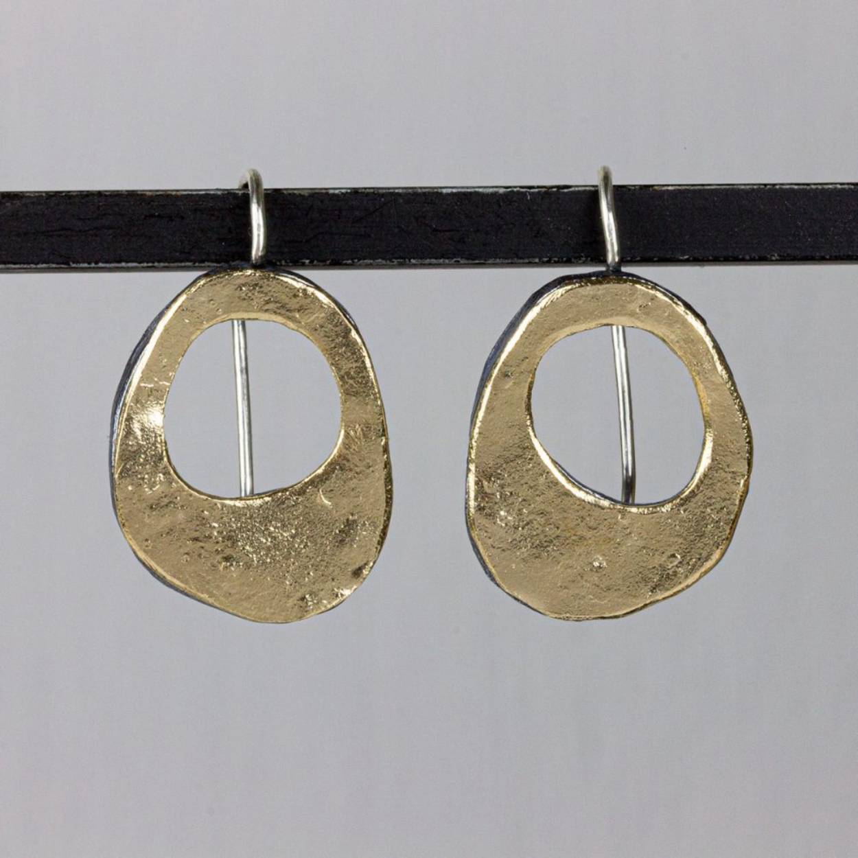 Oorhanger van de najaarscollectie 2022 van Jéh Jewels gemaakt van drie verschillende materialen. Deze oorbel is de perfecte aanvulling op je collectie. De oorbel is uniek en gemaakt van veguld zilver, geoxideerd zilver en 925 sterling zilver. Ideaal om dagelijks te dragen of voor een feestje.