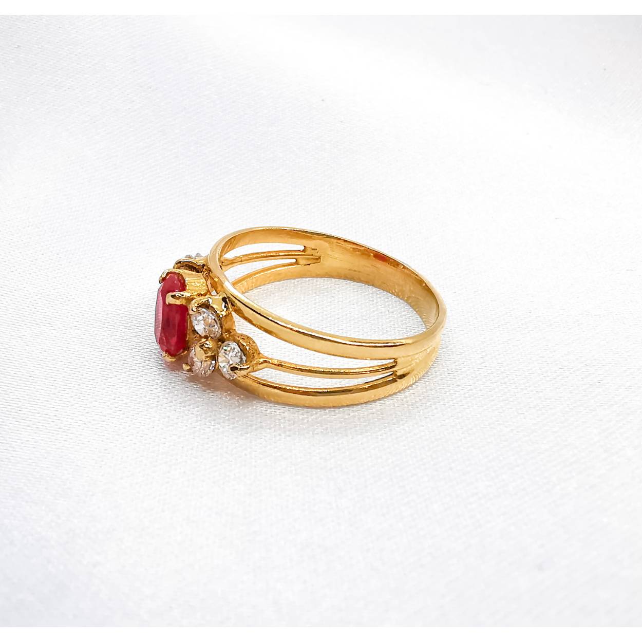 18 karaat geel gouden ring. Robijn 6x4MM oval facet geslepen. Diamanten briljant geslepen.