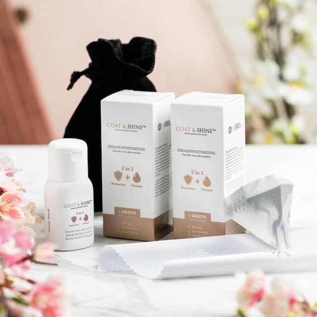 Coat & Shine sieradenpoetsmiddel is speciaal ontwikkeld voor alle metalen sieraden waaronder goud, zilver, koper - Reinigt, beschermt en geeft glans - 30 ml flacon in de verpakking + gratis microvezeldoekje