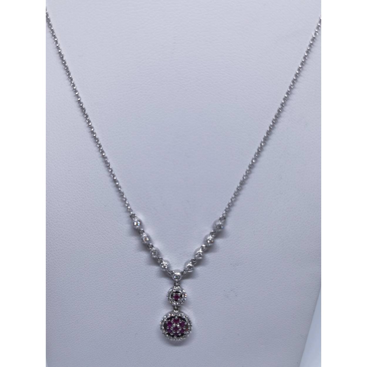 18 karaat wit gouden collier met Robijn en diamant

40 cm
Jasseron schakel 
