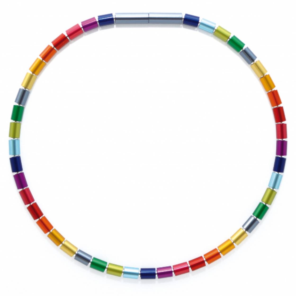 Deze elegante ketting is ontworpen door Reinhard Gremli en geproduceerd in Zwitserland.

Gemaakt van geanodiseerde aluminium kralen.
Alle materialen zijn huidvriendelijk, nikkelvrij en licht.