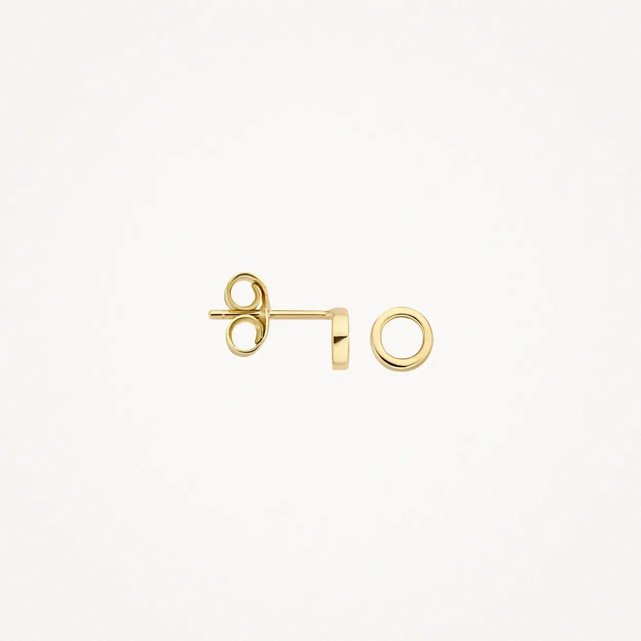 Deze cirkelvormige oorknoppen hebben een doorsnede van 4,6 mm en zijn gemaakt van 14k geelgoud. Het eenvoudige ontwerp doet het goed op zichzelf maar ook in combinatie met andere (oor)sieraden uit onze collectie. 