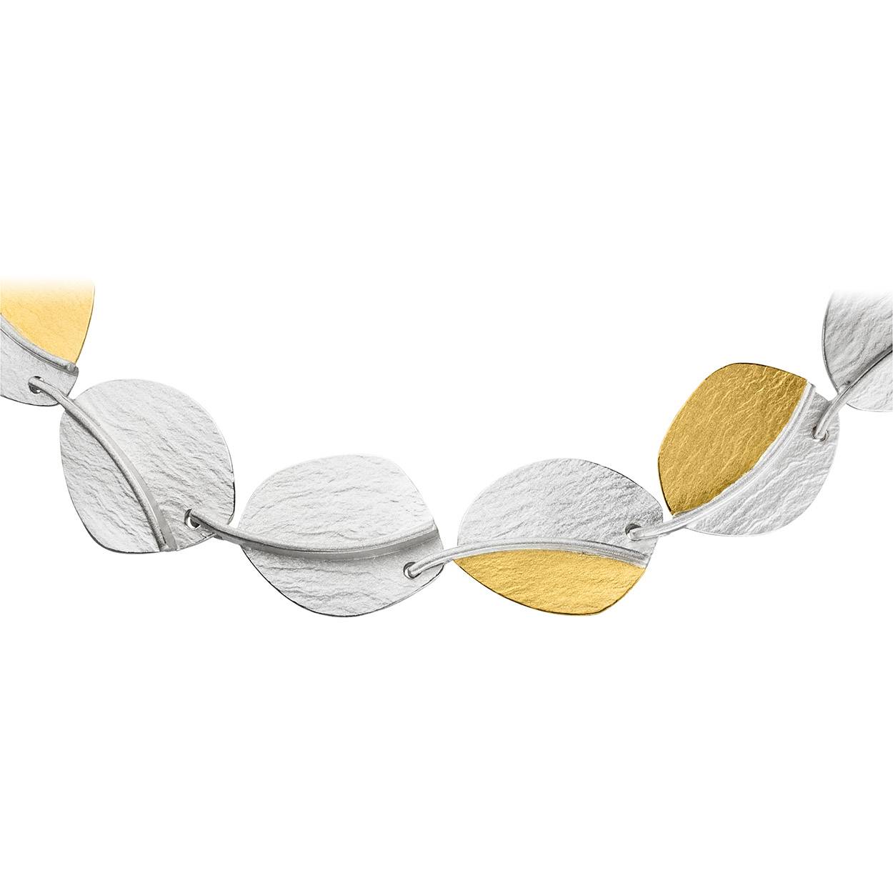 De handgemaakte design sieraden van MANU SCHMUCK zijn stuk voor stuk iconen waarmee de drager zijn persoon onderstreept. Een bijzondere edelmetalen en contrastrijke combinaties kenmerken MANU.