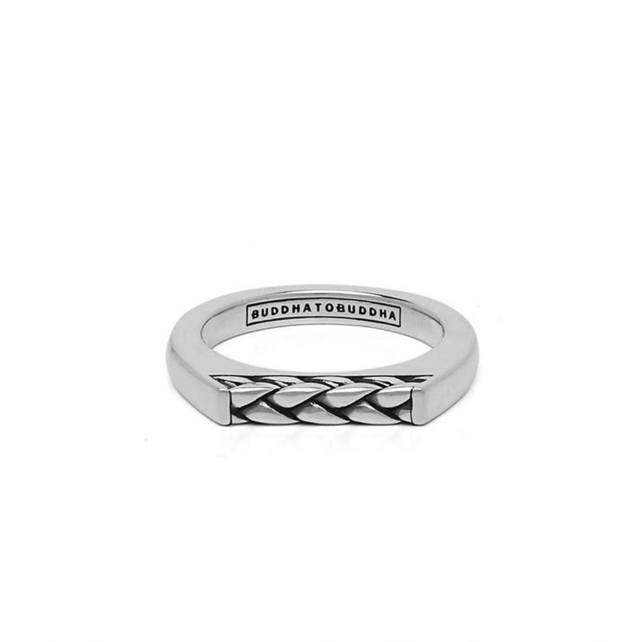 Zilveren smalle Buddha To Buddha ring gemaakt van echt zilver. Deze Buddha 054 Tangguh Signet George ring heeft een gevlochten design met een platte bovenkant.  Het logo zit ook aan de binnenzijde.