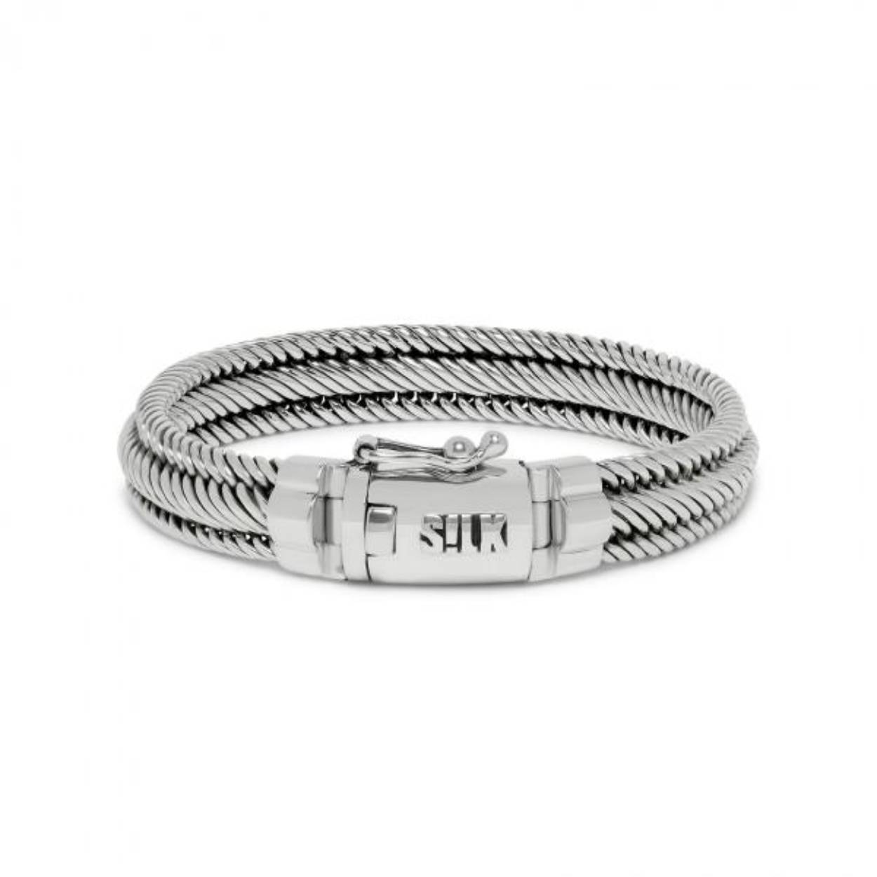 Deze Silk armband komt uit de Weave collectie.
Dit tijdloze zilveren armbandje van SILK bestaat uit fijne in elkaar gevlochten draden in een Franse Gourmet structuur waardoor het armbandje zich zeer soepel om de pols vormt. De stijlvolle armband is 1cm breed. De armband wordt in een mooie luxe geschenkverpakking verpakt. 