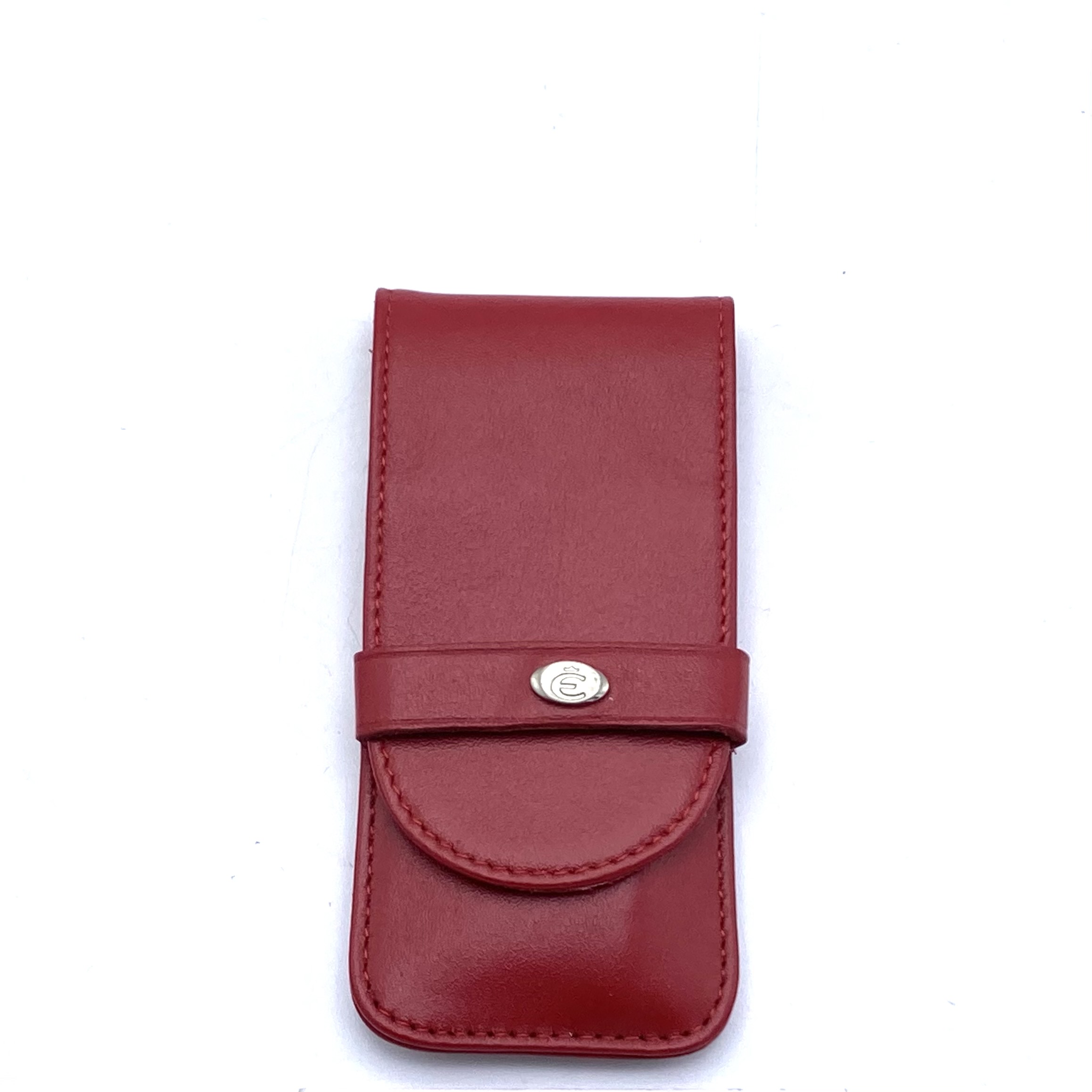 Kleine rode manicureset-etui van Esquire. 
Deze manicureset heeft een nagelschaartje, nagelvijl en pincet. (origineel Solingen)
De etui is af te sluiten met een flap, welke door een lus gaat. De binnenkant is fluweel gevoerd.
Afmetingen:
10,5 x 5 x 1 cm