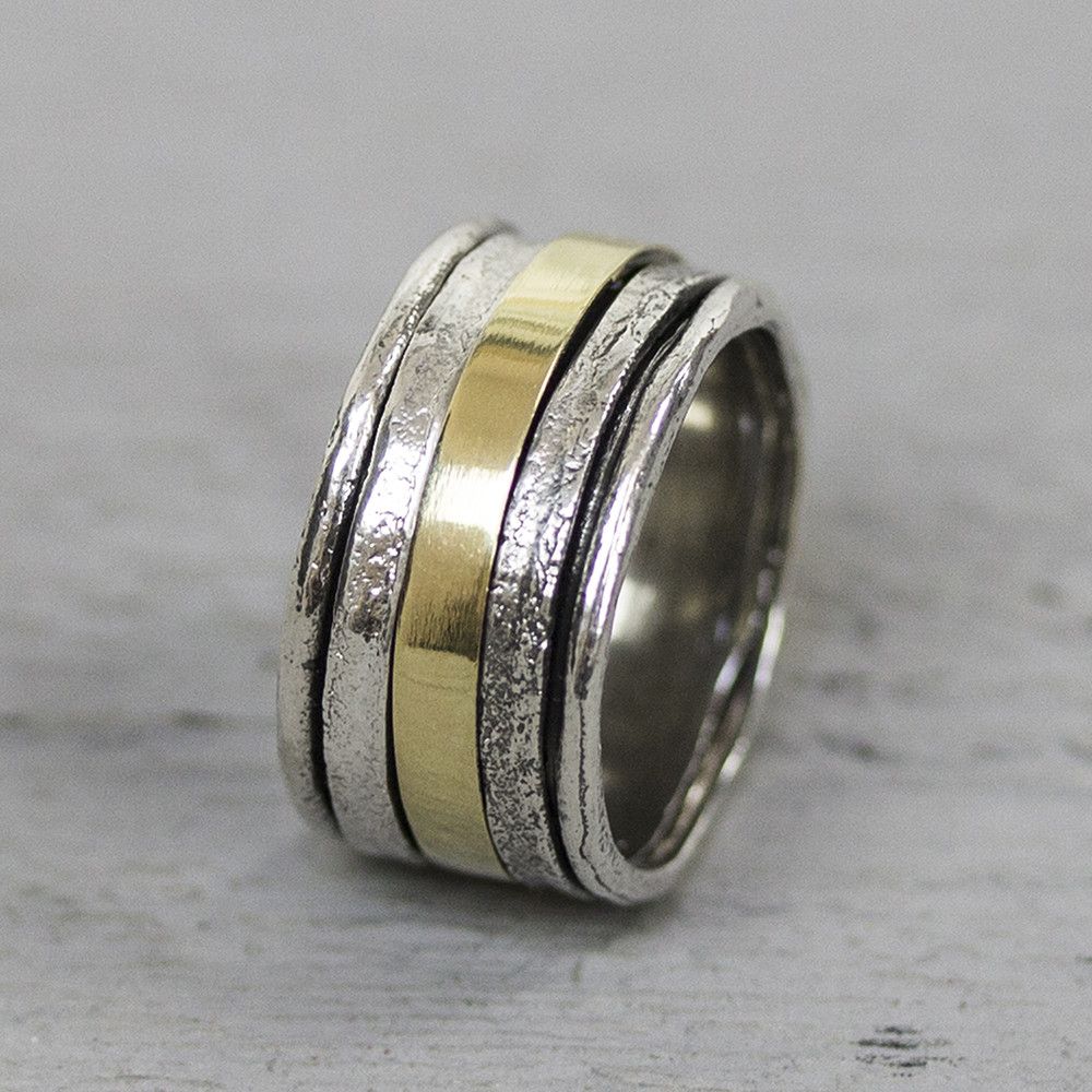 Ring gemaakt van 925 sterling zilver en geoxideerd zilver. In plaats van de bekende goldfilled band, zit om deze ring een ringetje van 9 karaat.