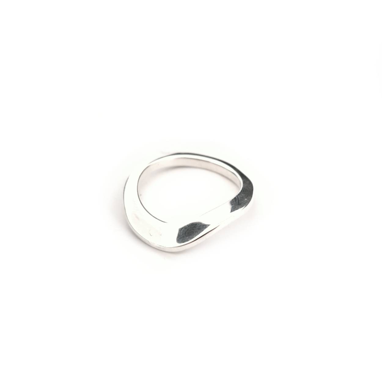 Sierlijke ring met een golvende lijn die jouw levensloop weerspiegelt. Voel het ritme van de golven en laat je meeslepen met je gedachten. 