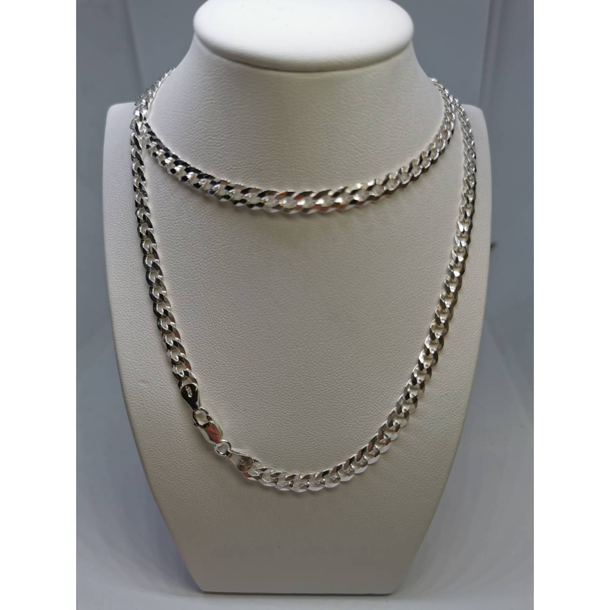 De Gourmette-ketting is een variatie op de gewone basis schakelketting, maar de ronde of ovale schakels zijn gedraaid en meestal vlak afgeslepen (diamant geslepen), zodat de schakels mooi plat in elkaar overvloeien. Deze schakelketting heeft de grootste variatie aan breedten, variërend van enkele millimeters tot enkele centimeters. De gourmet schakels zijn populair bij heren sieraden.