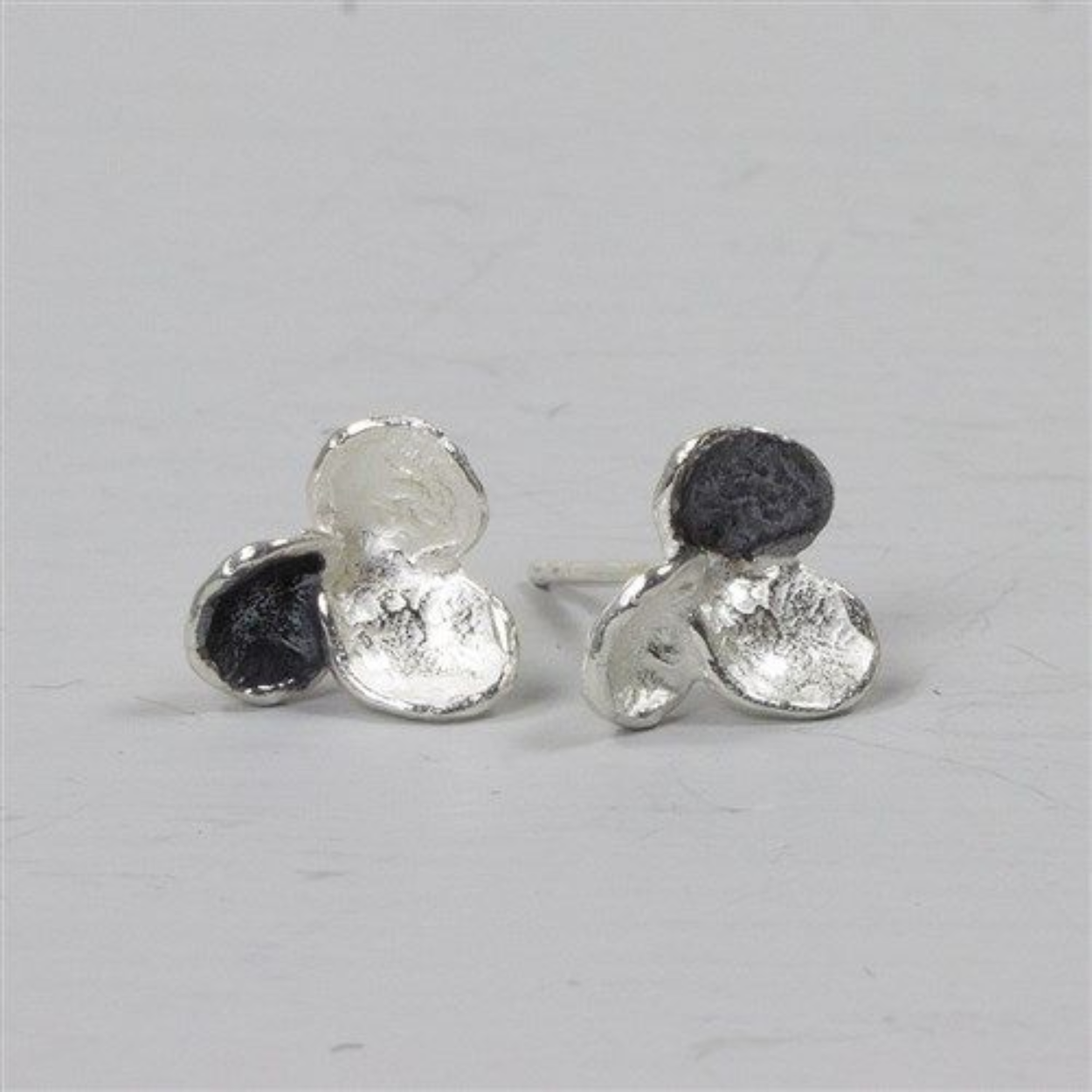 Oorbel gemaakt van 925 sterling zilver en geoxideerd zilver in de vorm van een klavertje 3.