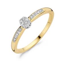 Prachtige geelgouden ring 14krt met 0.12 crt. SI1H briljant in de scheen en in een witgouden entourage zetting. Maat 54.