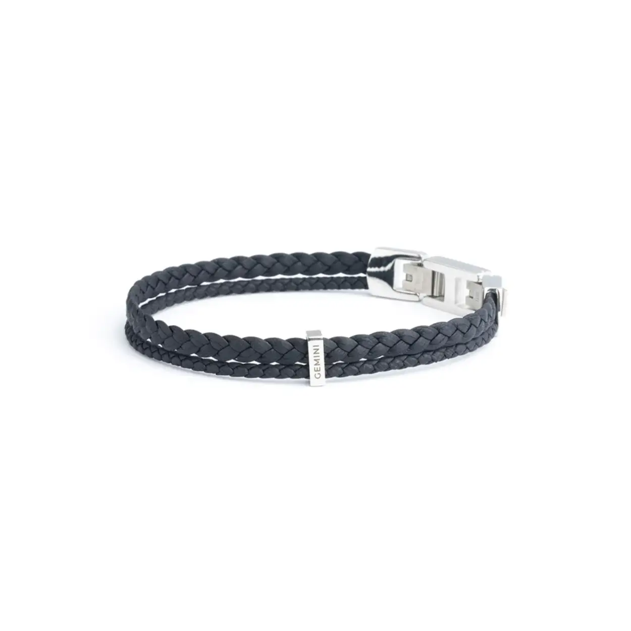 Deze Duo Blue armband is volledig gemaakt van hoogwaardig Italiaans nappaleer, afgewerkt met zwarte roestvrijstalen elementen. Het Italiaanse leer is ongelooflijk soepel en zacht. Hij is verkrijgbaar in alle maten XXS tot en met XXL.

Italiaans Nappaleer staat wereldwijd bekend om zijn uitzonderlijke kwaliteit en luxueuze uitstraling. “Nappa” verwijst naar een specifiek type zacht leer gemaakt van de huiden van lammeren, geiten of schapen. De zachtheid wordt bereikt via een zorgvuldig looiproces en afwerking, resulterend in leer dat een genot is om aan te raken.

Het looiproces voor Italiaans Nappaleer is een cruciale stap in de productie ervan. Italiaanse leerlooierijen gebruiken vaak plantaardig looien of andere milieuvriendelijke methoden, wat niet alleen de kwaliteit van het leer verbetert, maar ook de milieu-impact vermindert.