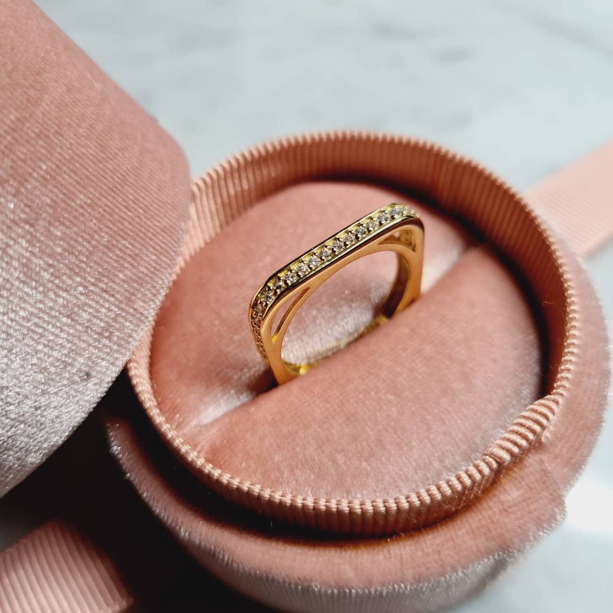 Met de verfijnde details van deze ring weet jij elke outfit te voorzien van een klassieke touch!

Alle Imotionals sieraden zijn gemaakt van sterling zilver (925) en voorzien van een extra rodium laag. Het zilver verkleurt hierdoor niet. Bij de zilveren Imotionals sieraden of geelgouden verguldsel is een laagje goud aangebracht op het zilver. Elk Imotionals sieraad is dus geheel gemaakt van edelmetaal. 

Maat: 50