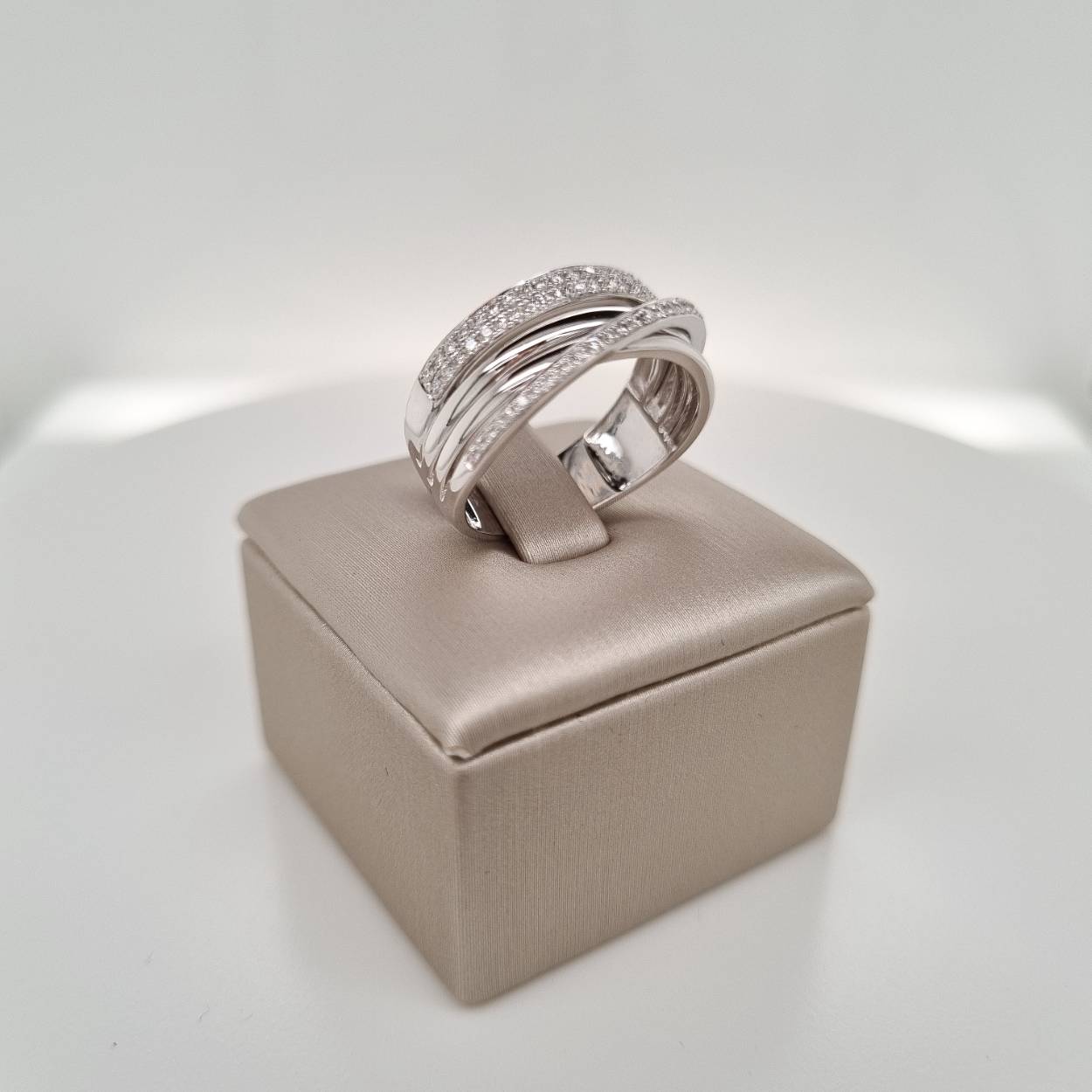 Prachtige 14krt witgouden ring met diamant, 0.32 crt H SI.

De maat van de ring is 56 (17 3/4).
Heeft u een andere maat? Neem dan gerust contact met ons op.
