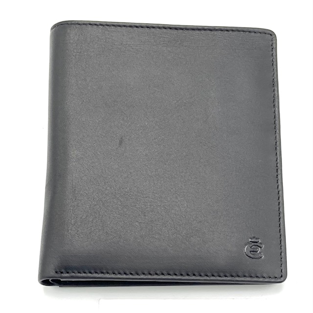 Esquire Creditcard Map / Billfold – Ruimte voor 16 Pasjes met CARD SAFE Systeem

Op zoek naar een stijlvolle en functionele oplossing voor al je pasjes? Deze Esquire creditcard map is de perfecte keuze voor de moderne man of vrouw die veiligheid en overzicht belangrijk vindt.

Met ruimte voor minstens 16 pasjes, waarvan 12 veilig opgeborgen worden dankzij het innovatieve CARD SAFE systeem, hoef je nooit meer bang te zijn dat je pasjes eruit vallen. Deze slanke billfold biedt géén muntgeldvak, waardoor hij extra plat blijft en comfortabel in je broek- of jaszak past.

De twee ruime vakken voor bankbiljetten zorgen ervoor dat je briefgeld overzichtelijk blijft opgeborgen.

Specificaties:

Geschikt voor minimaal 16 pasjes

12 pasjes beschermd door CARD SAFE systeem

2 vakken voor papiergeld

Geen muntgeldvak – slank en gestroomlijnd design

Afmetingen: 11 cm x 12 cm x 2 cm
Materiaal: Hoogwaardig leer (optioneel: specificeren als dit bekend is)

Deze creditcardhouder is ideaal voor wie veel kaarten bij zich draagt maar toch een compacte, luxe uitstraling wil behouden. Perfect voor dagelijks gebruik of als zakelijk accessoire.

Bestel nu en ervaar het gemak van slim en veilig opbergen.