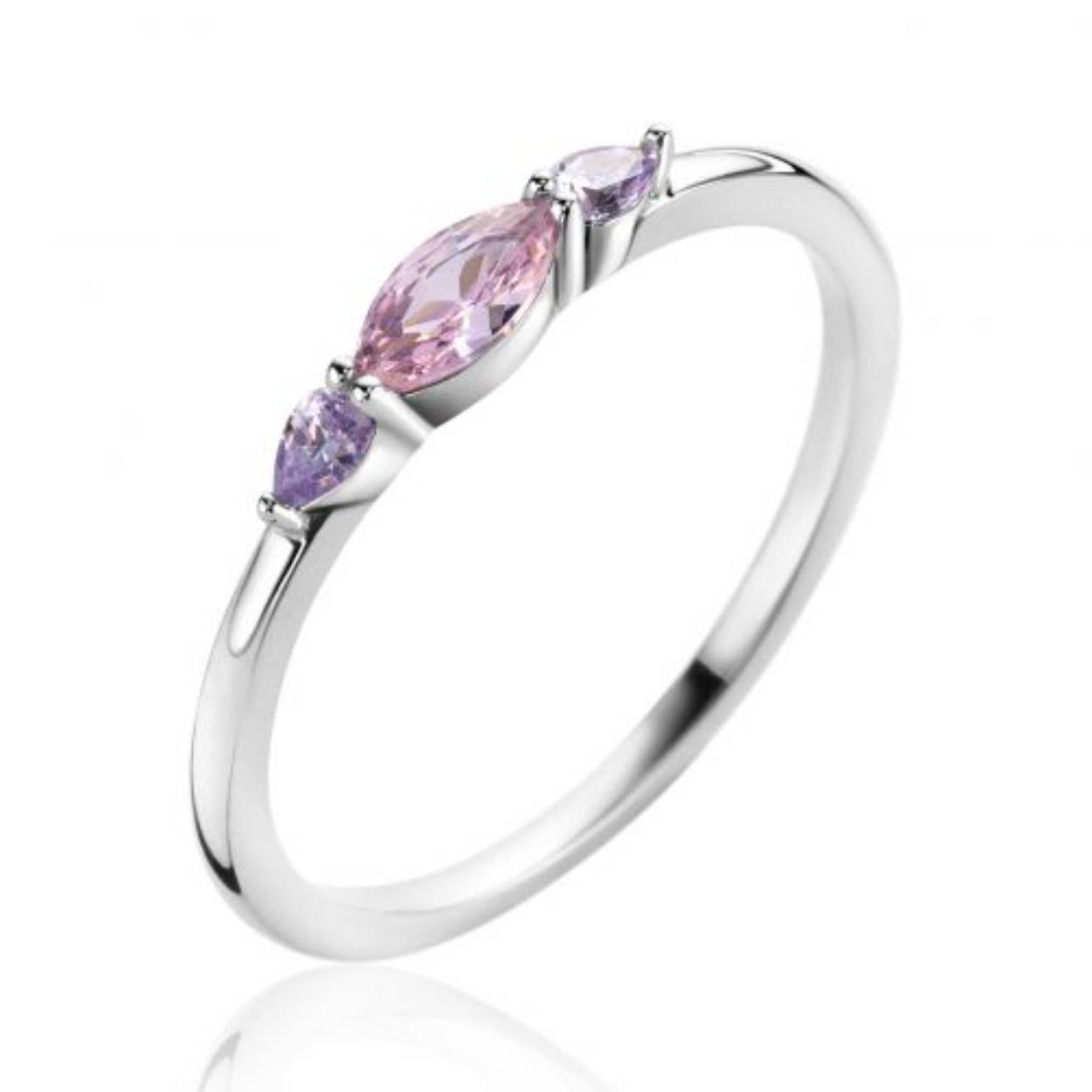 ZINZI zilveren ring, bezet met een grote roze ovale zirconia en aan weerszijden bezet met kleinere ovale lila zirconia's. Vervaardigd van eerste gehalte zilver (925) en voorzien van een extra rodiumlaag voor een langdurige glans.