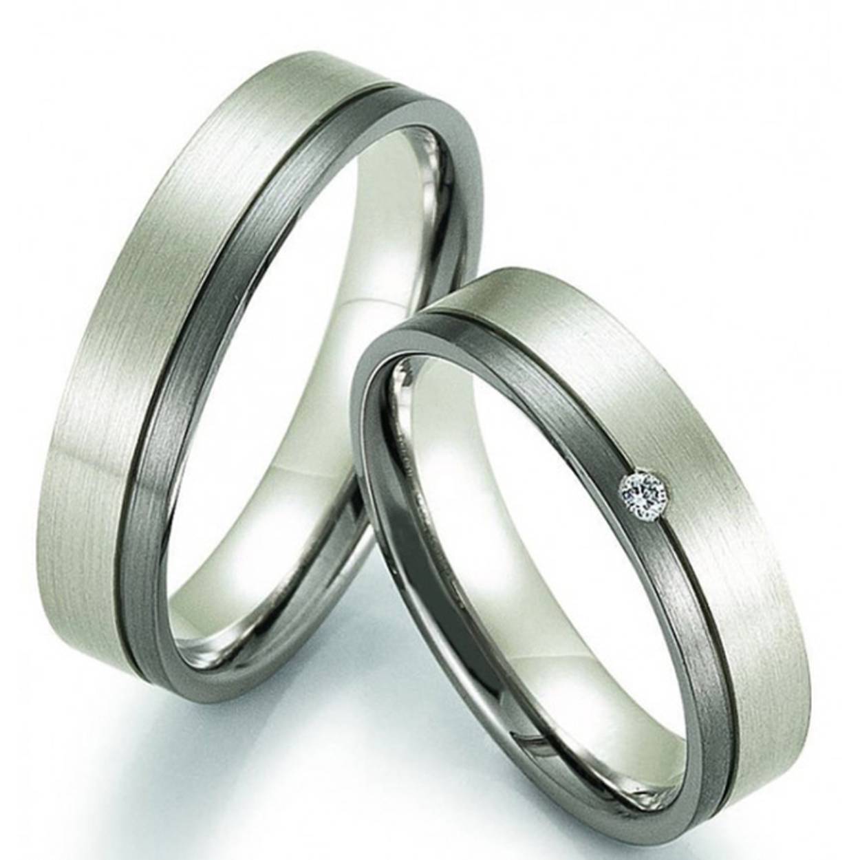 9 karaat witgoud/palladium trouwringen, mat 5 mm breed. De damesring is gezet met 0.02ct briljant.
de prijs is op aanvraag