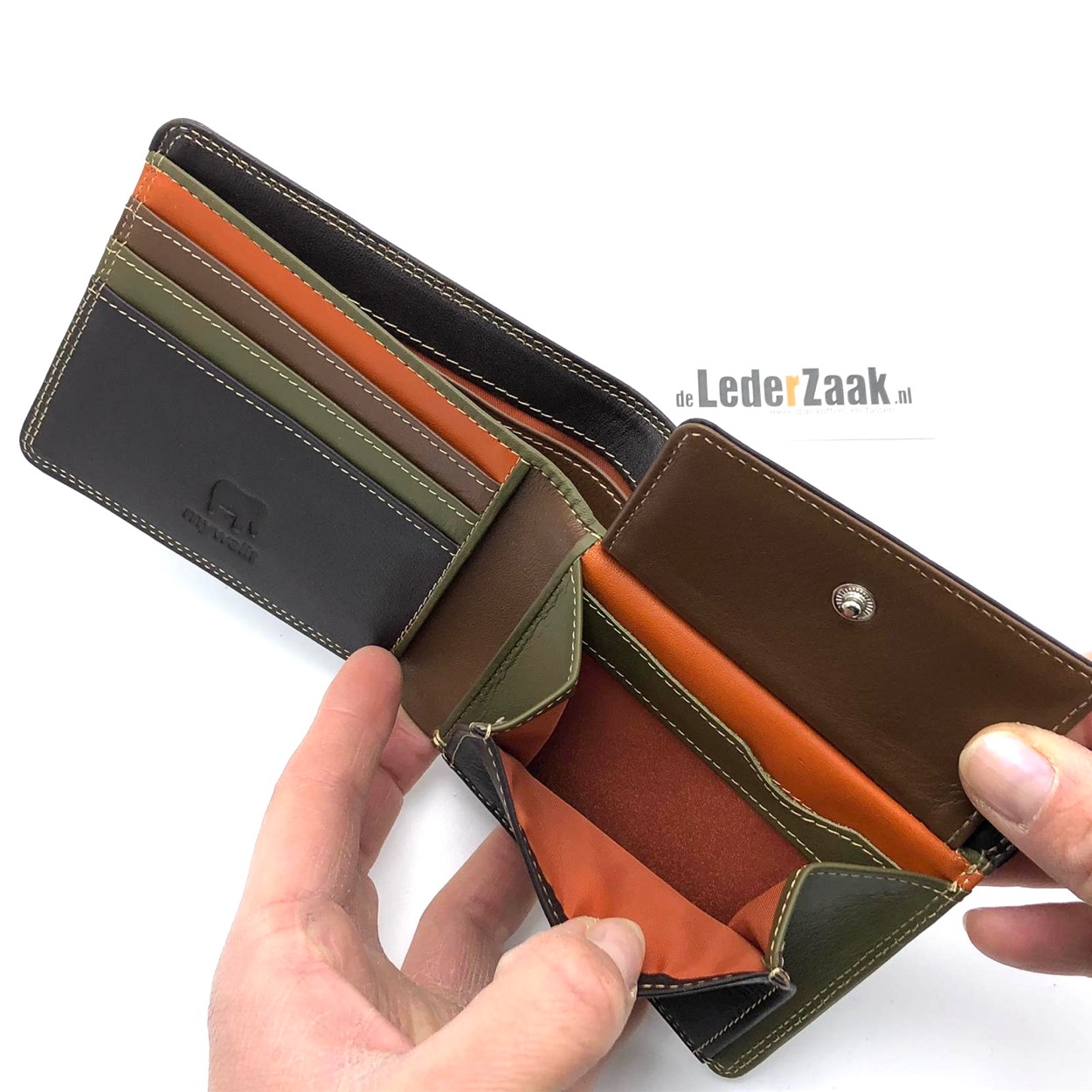 Omschrijving:
Onze grote herenportemonnee wordt geleverd met een muntzakje met klep en een vergrootglas ter grootte van een creditcard! Dit handige kleine gadget is ook een zaklamp, waardoor je zelfs in het donker gemakkelijk kleingeld kunt vinden. Met veel ruimte voor pasjes, notities en een speciale ID-sectie met een transparant venster op ware grootte.
Afmetingen:
Breedte: 12 cm
Breedte open: 24 cm
Hoogte: 10 cm