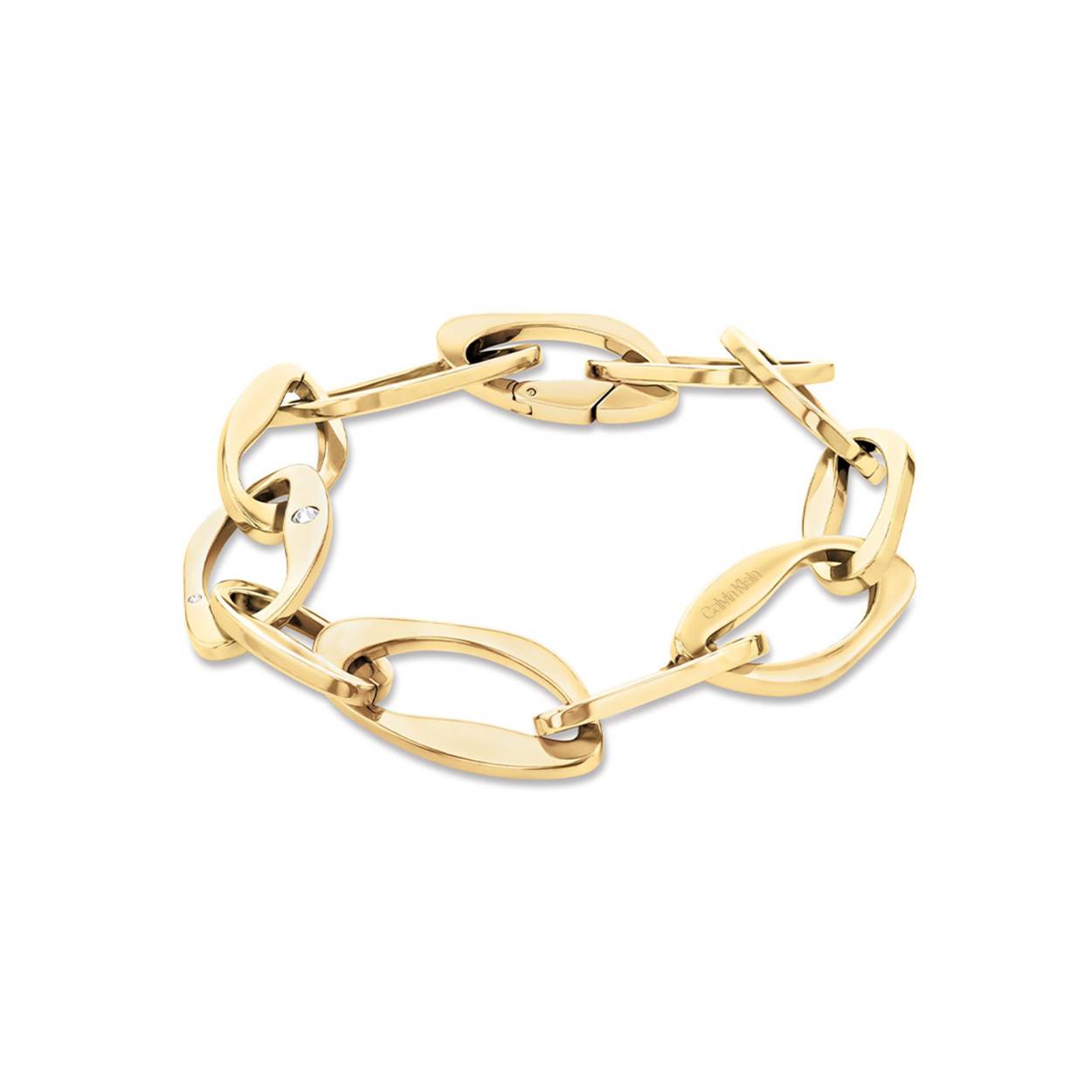 Calvin Klein CJ35000686 Dames Armband Staal
Deze stalen dames armband van Calvin Klein met nr CJ35000686 heeft een grove uitstraling. De goudkleurige armband heeft grove sculpturale schakels en sluit met een karabijnsluiting. In het midden zit een kristal en de totale lengte is 17,5cm. Leuk te combineren met andere ieraden uit de serie van Calvin Klein.

OVER CALVIN KLEIN
Calvin Klein is een wereldwijd lifestylemerk dat gewaagde, vooruitstrevende idealen en een verleidelijke, vaak minimalistische, esthetiek nastreeft. Calvin Klein werd groot in de jaren 70 door haar mode- en merkjeans collecties. In de jaren 80 lanceerde Calvin Klein haar spraakmakende ondergoed dat uitdrukkelijk van logo ’s voorzien was. Vanwege het grote succes is het merk ook succesvol uitgerold in Accessoires, Parfums, Home, Brillen, Golf, Horloges en Sieraden.
Sinds de oprichting in 1968 door Calvin Klein, heeft het merk haar reputatie opgebouwd als leider in de Amerikaanse mode, dankzij een cleane esthetiek en innovatieve ontwerpen. Calvin Klein wil haar publiek verleiden en inspireren door middel van provocerende beelden en opvallende ontwerpen die prikkelen. 

SPECIFICATIES:
- Stalen dames armband
- Armband 17,5cm
- Goudkleurig
- Glimmend