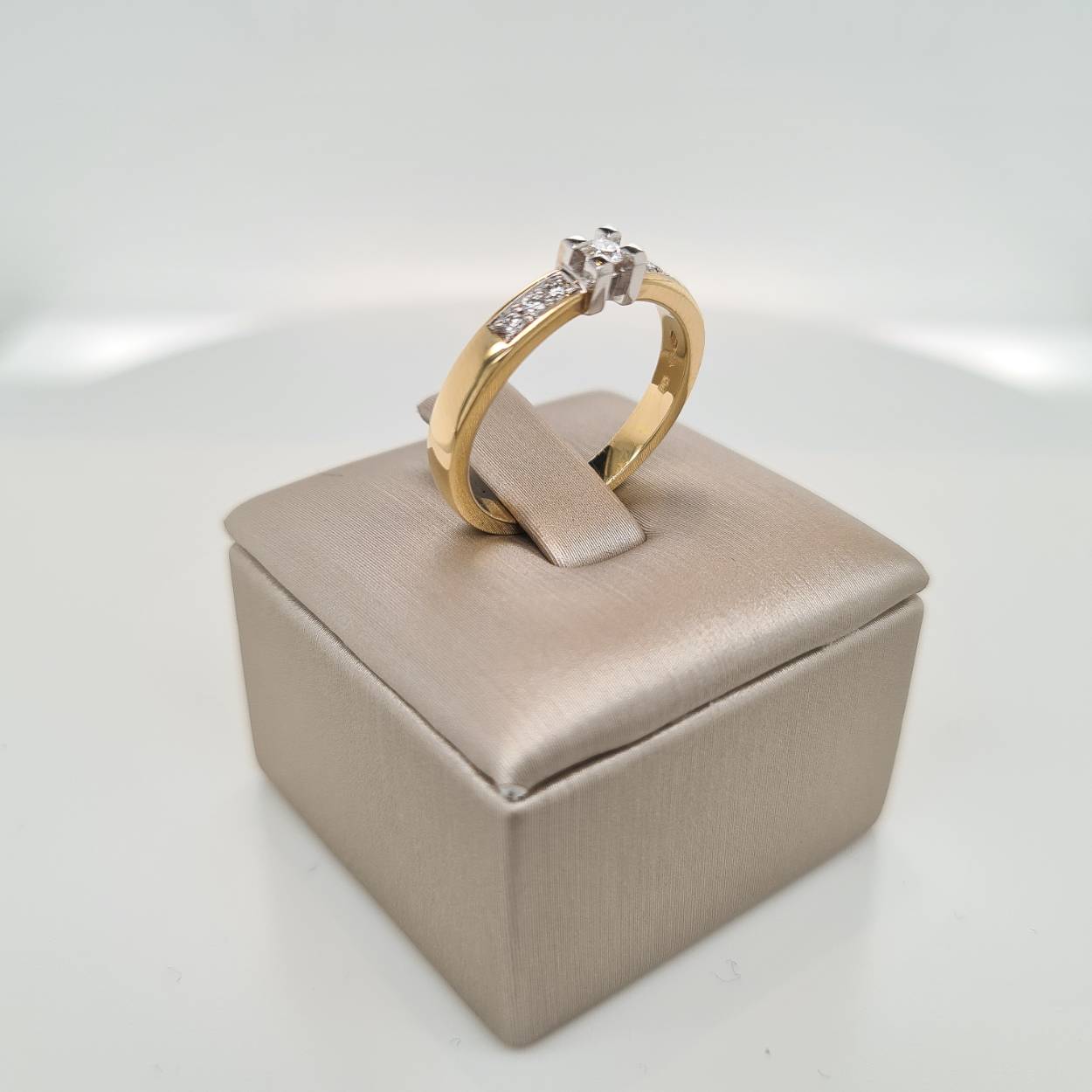 Prachtige 14krt gouden ring met diamant, 0,16crt H Si. 

De maat van de ring is 54 (17 1/4). Heeft u een andere maat, neem dan gerust contact met ons op.