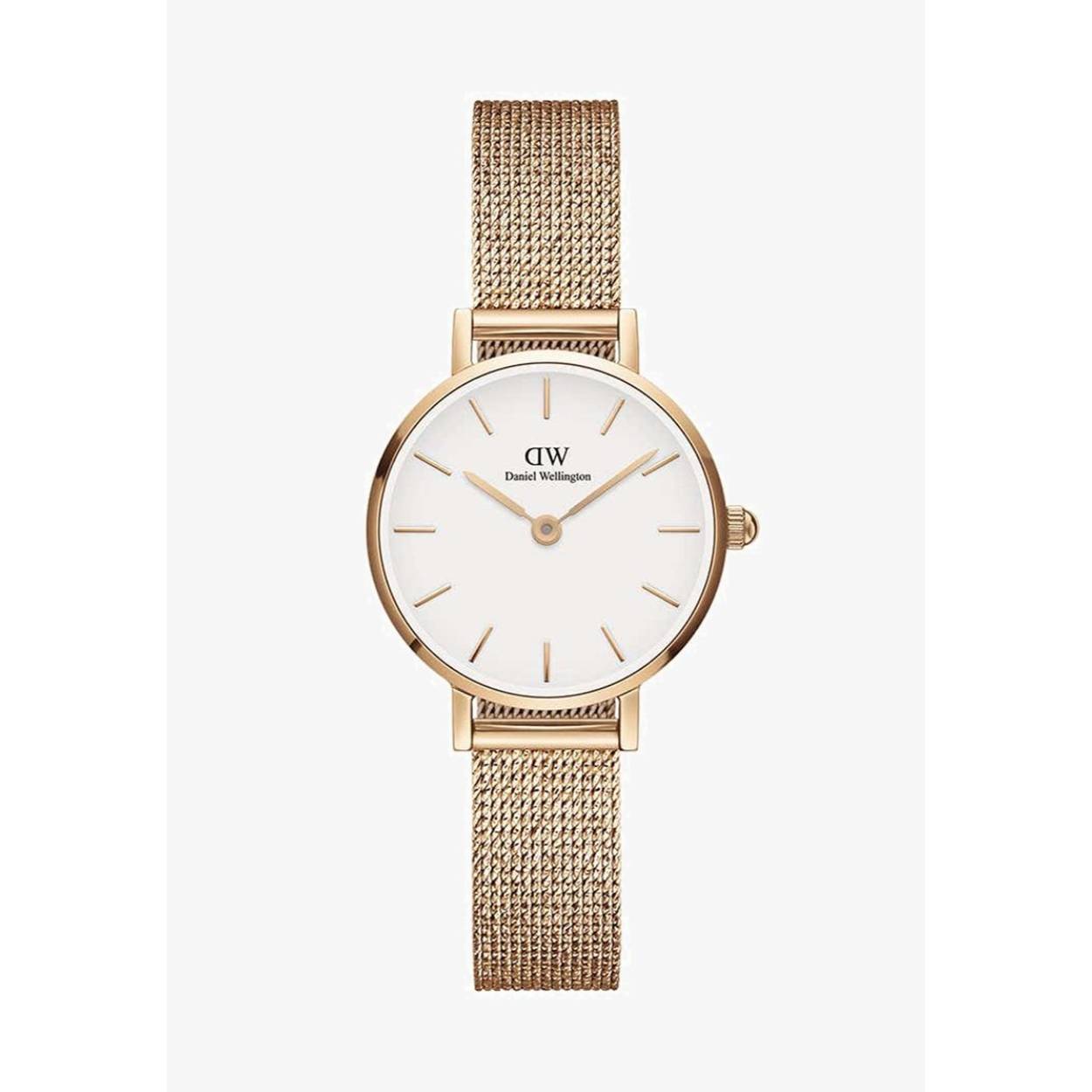 Die Petite Daniel Wellington Damenuhr,  bietet ein wei&szlig;es Zifferblatt mit Streifenindizes, ein analoges Quarzwerk und ein ros&eacute;goldenes Milanaise-Armband. Sie verf&uuml;gt &uuml;ber ein rundes, nickelfreies Edelstahlgeh&auml;use und mineralisches Glas. Wasserfest bis 3 bar. Ideal f&uuml;r elegante, zeitlose Styles, besonders in Kombination mit Gold- oder Ros&eacute;gold-Schmuck. Antiallergisch und hautfreundlich.